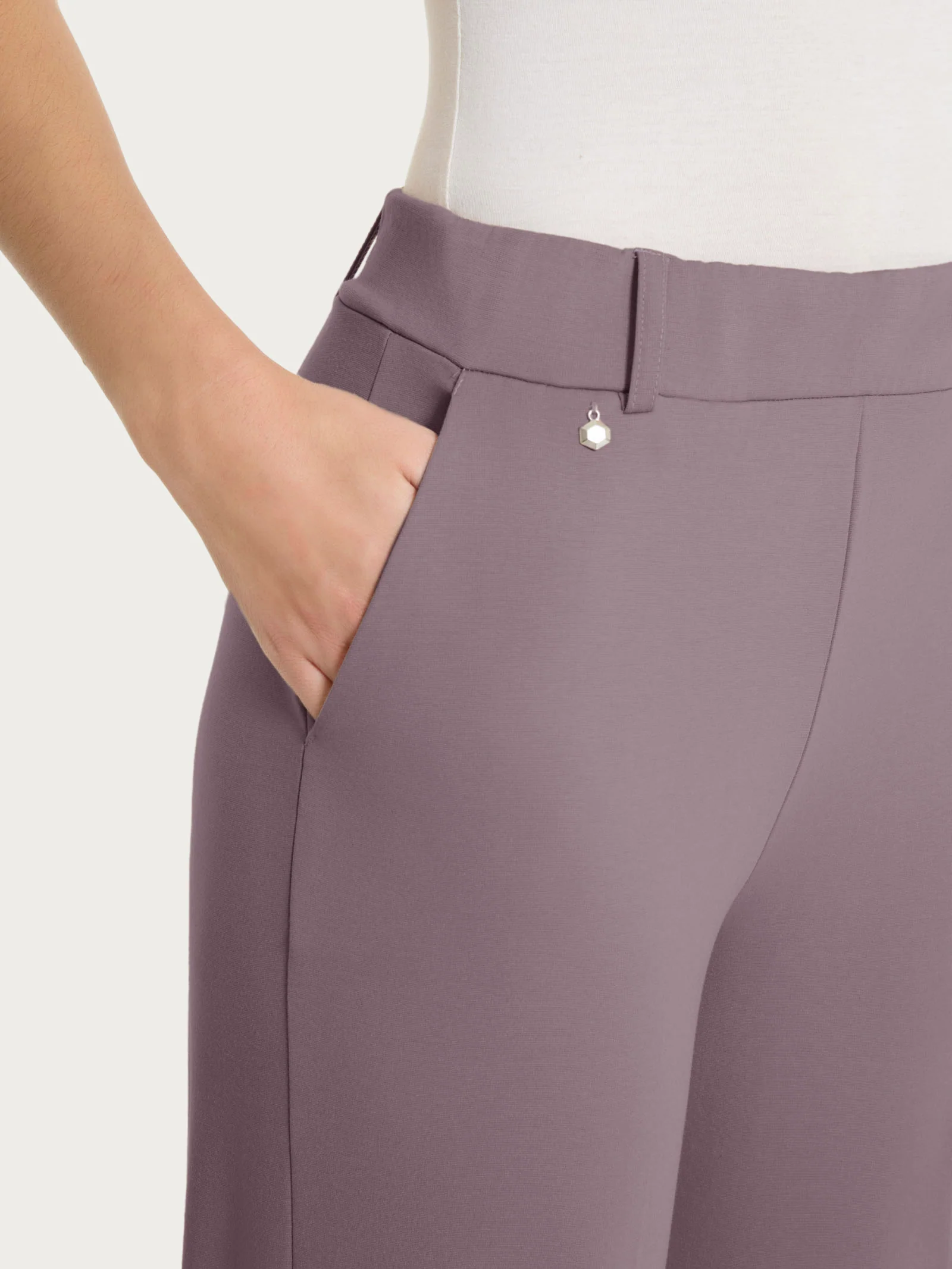 Pantalone ampio con tasche in Compact Light - Plum Truffle - Image 5