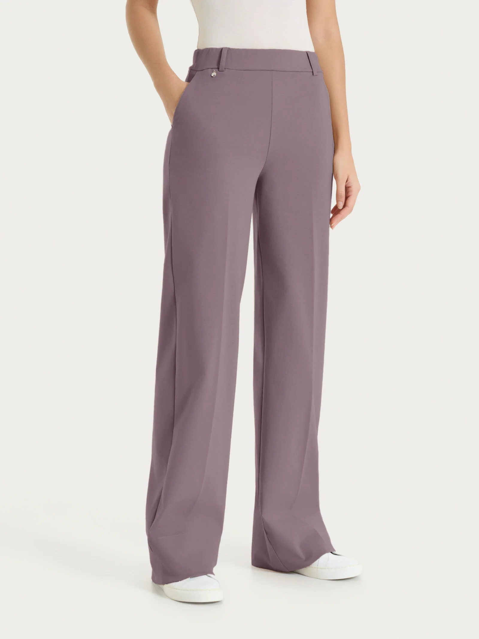 Pantalone ampio con tasche in Compact Light - Plum Truffle - Image 6