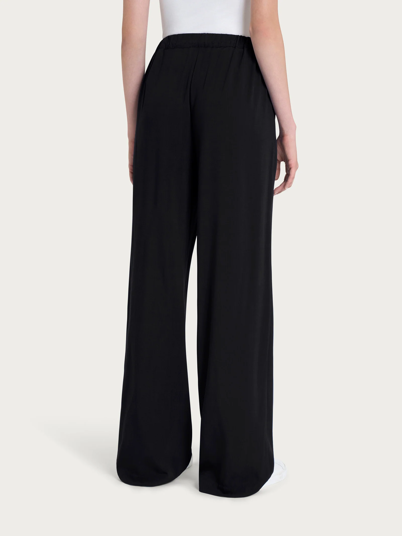 Pantalone ampio con tasche in Ecoseta - Nero - Image 2