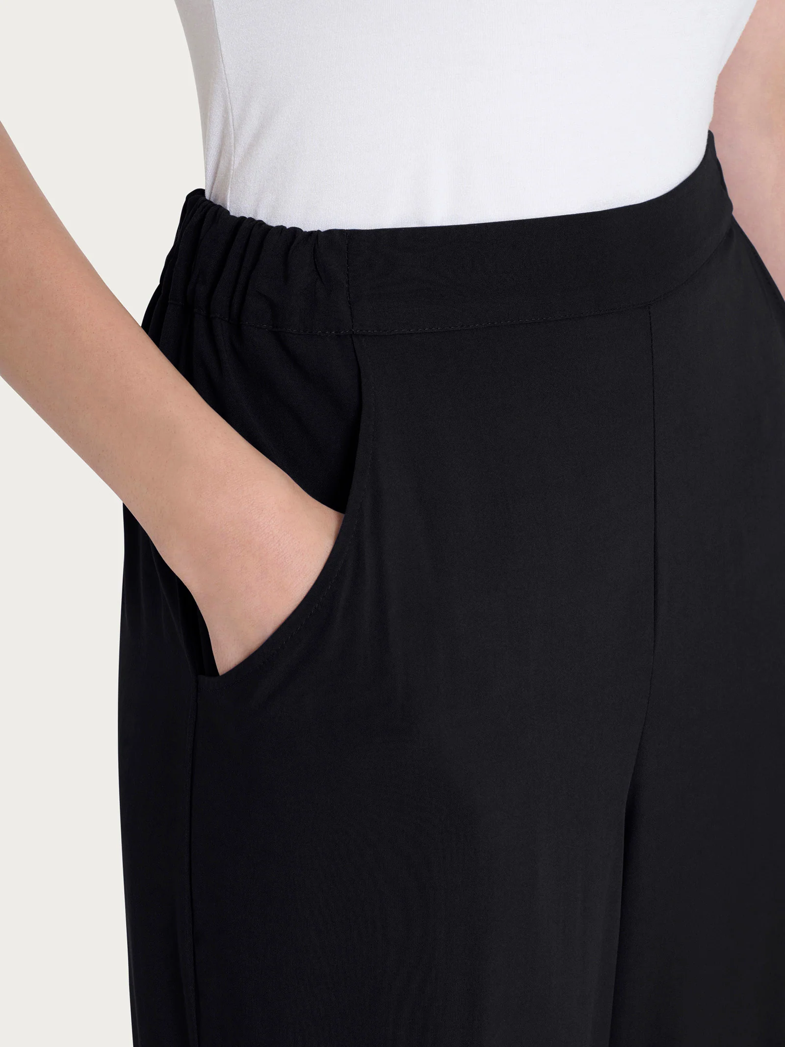 Pantalone ampio con tasche in Ecoseta - Nero - Image 3