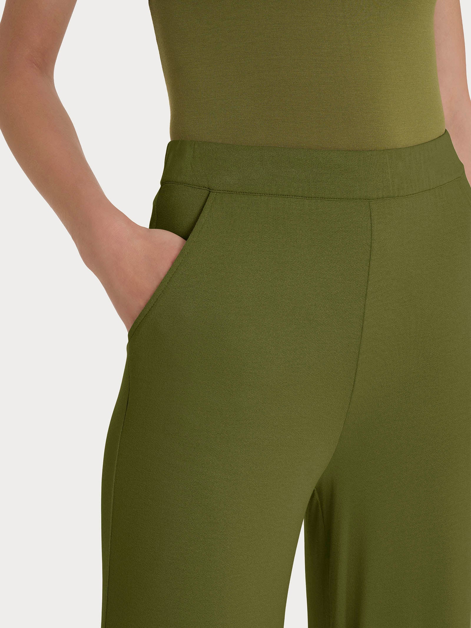 Pantalone ampio con tasche in jersey di viscosa crêpe - Sphagnum - Image 3