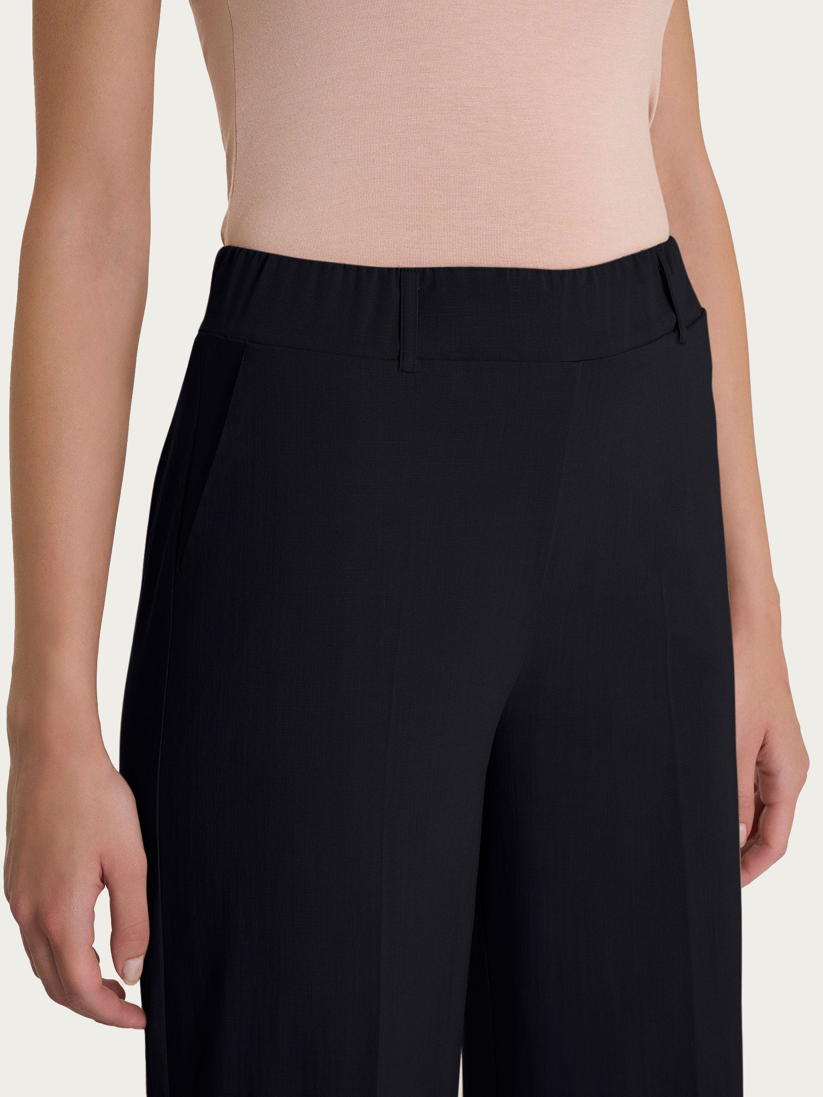 Pantalone ampio con tasche in Super Natural - Nero - Image 3