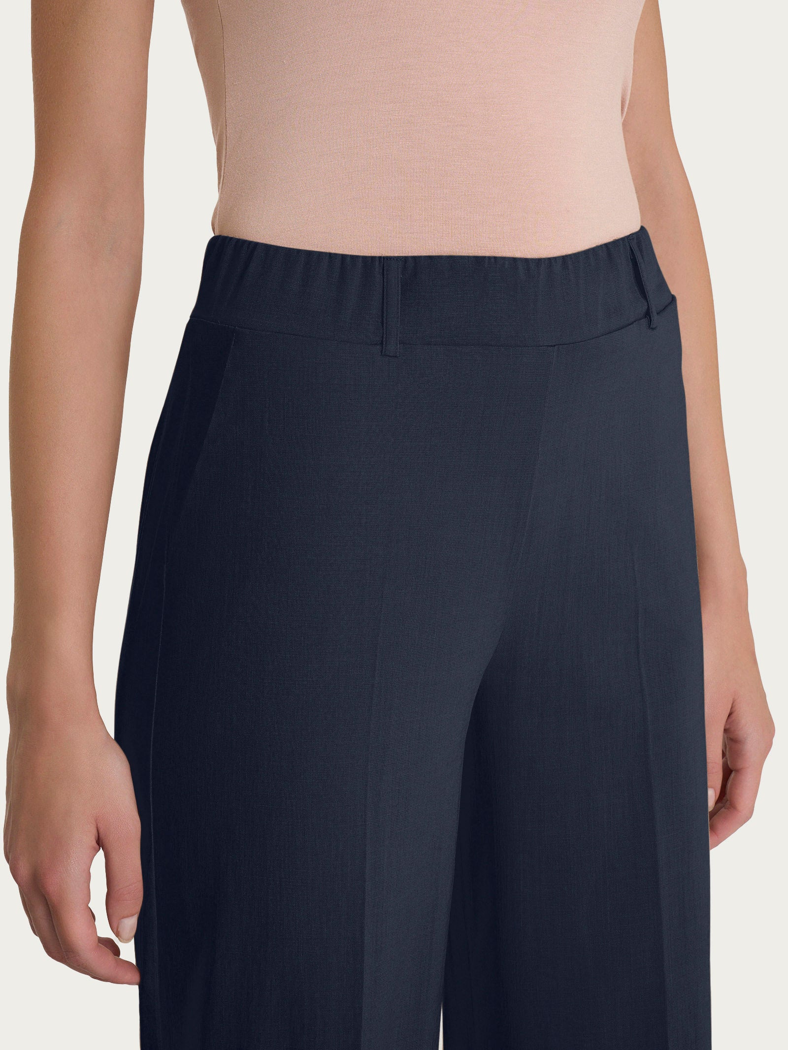 Pantalone ampio con tasche in Super Natural - Bleu - Image 3