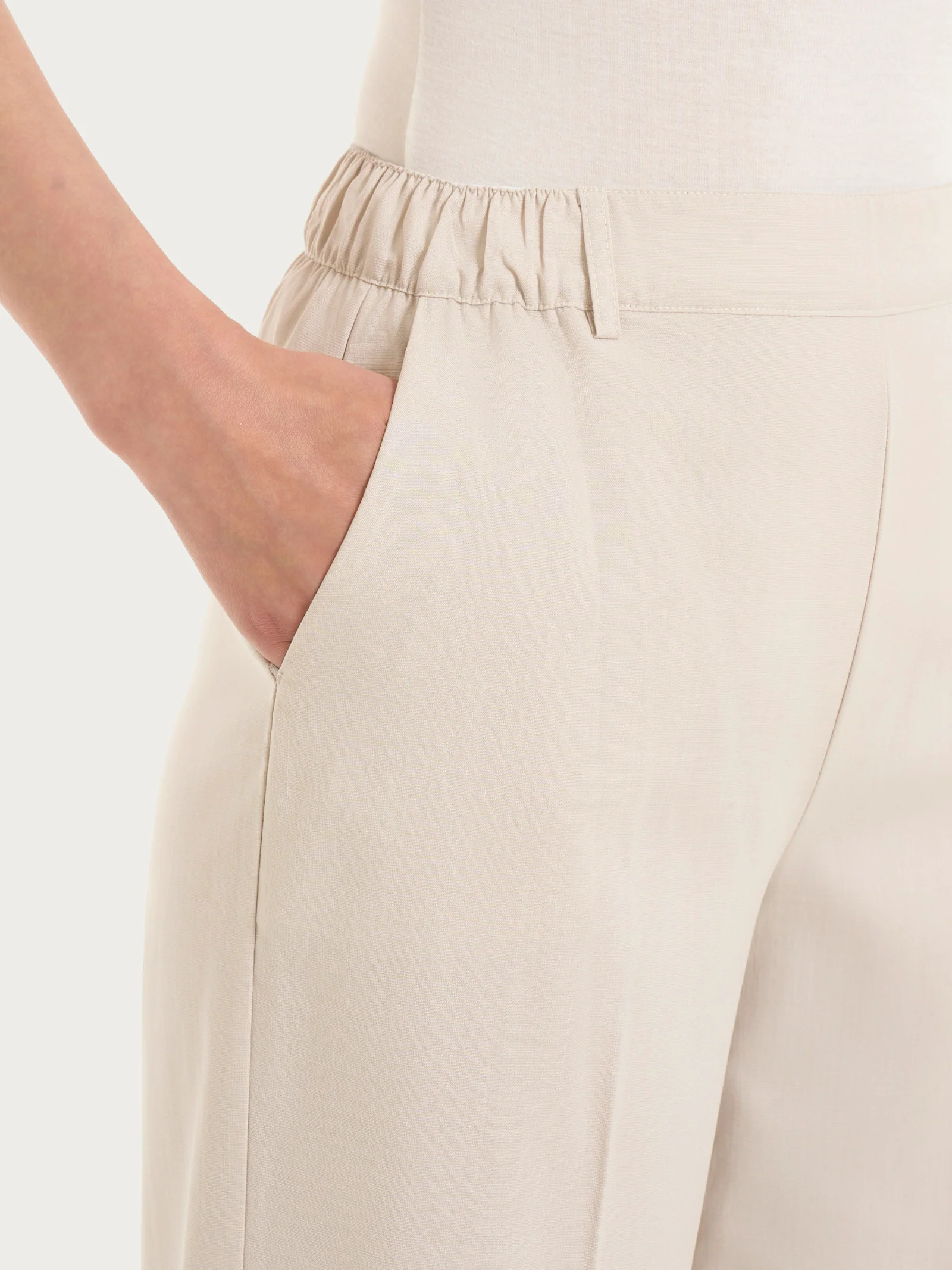 Pantalone ampio con tasche in Super Natural - Champignon - Image 3