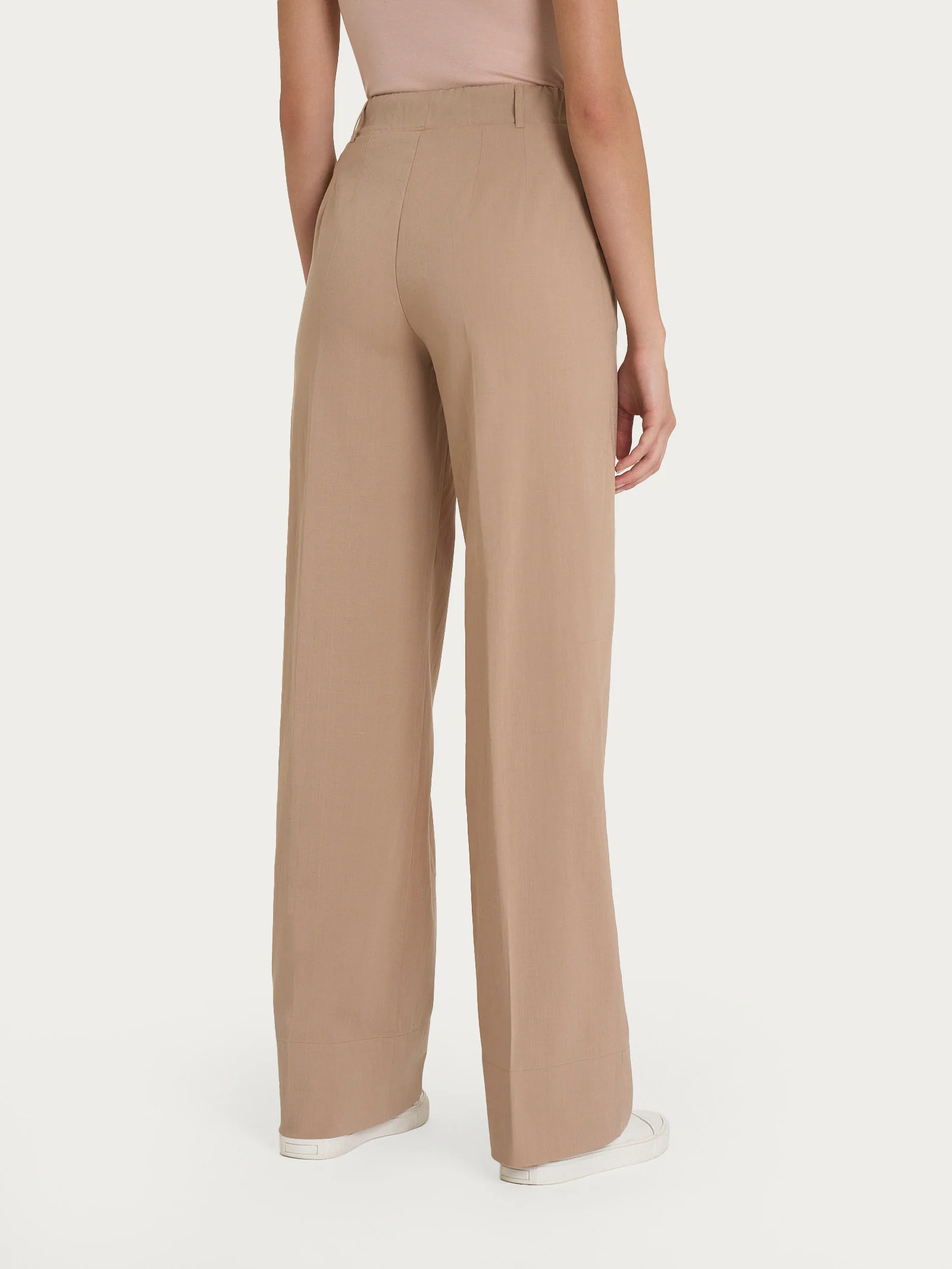 Pantalone ampio con tasche in Super Natural - Warm Taupe - Image 4