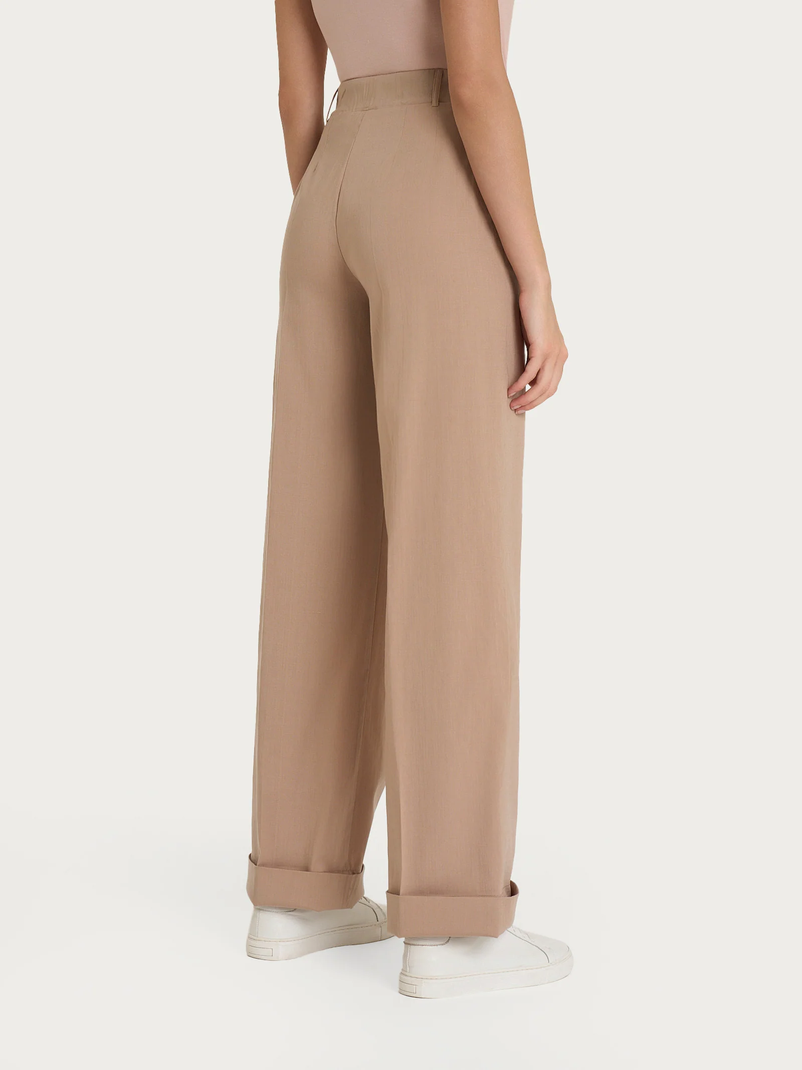 Pantalone ampio con tasche in Super Natural - Warm Taupe - Image 5