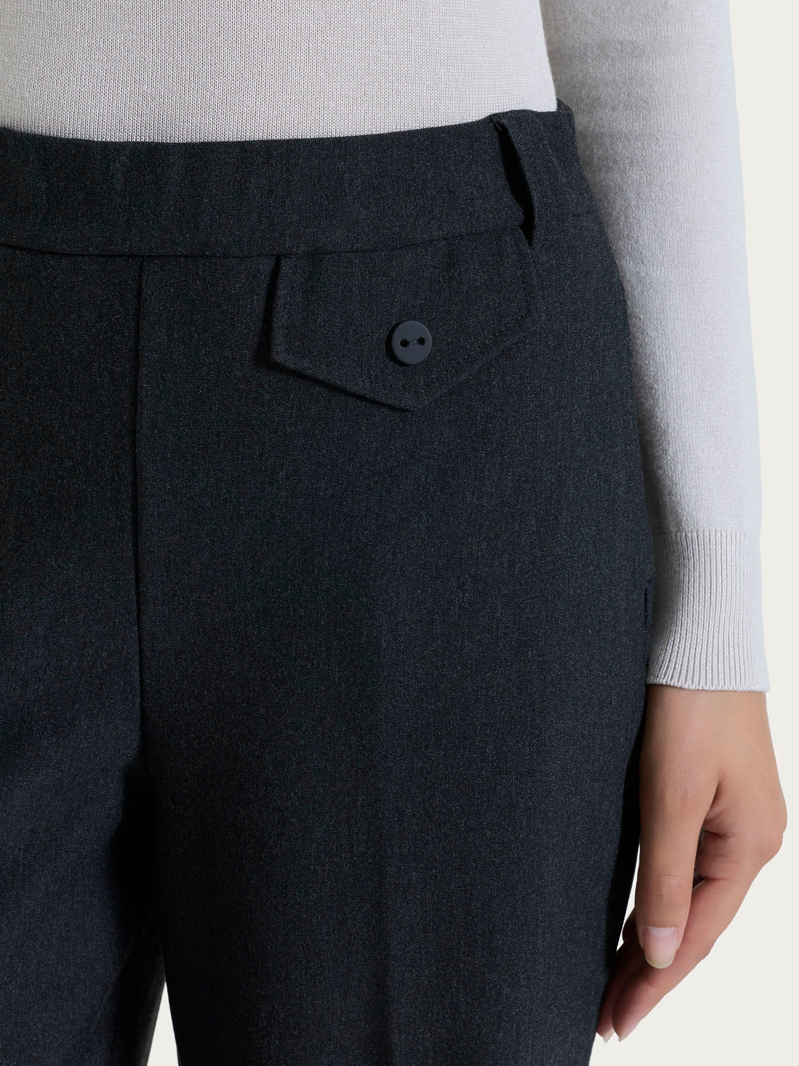 Pantalone ampio con taschino in Compact - Oscuro Mel. - Image 3