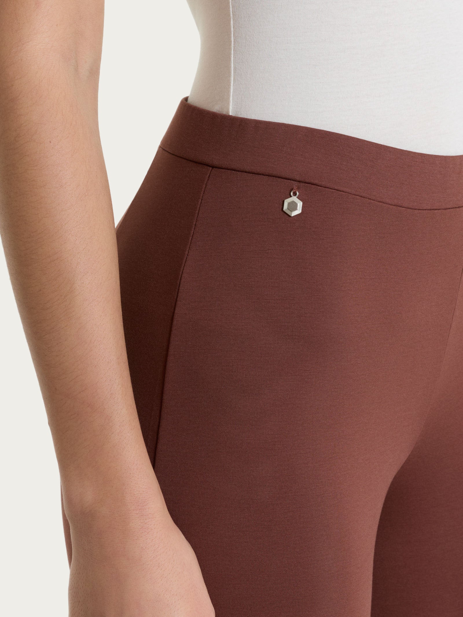Pantalone ampio in Compact Light - Cappuccino - Image 3