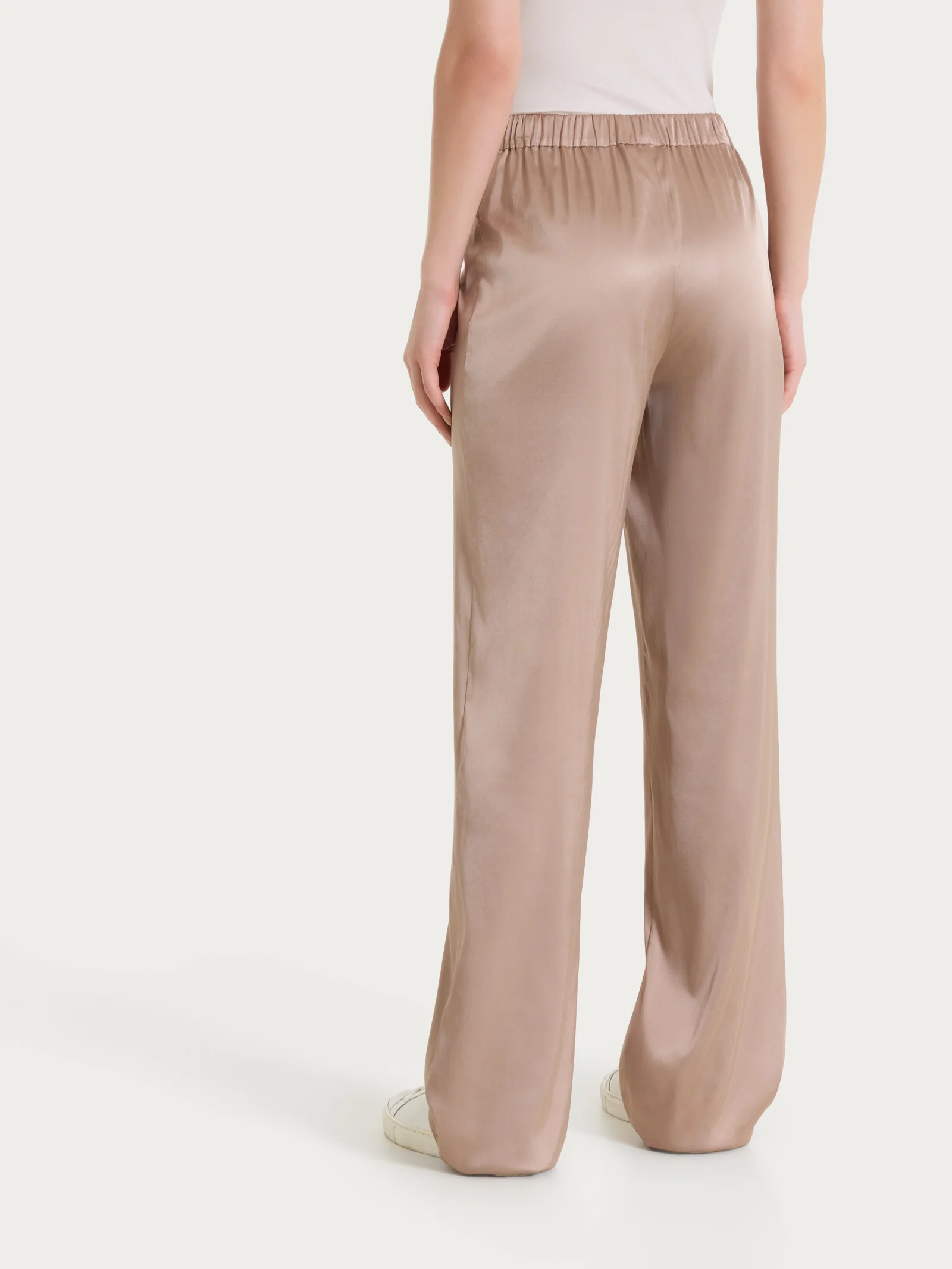 Pantalone ampio in Stretch Satin - Warm Taupe - Image 2
