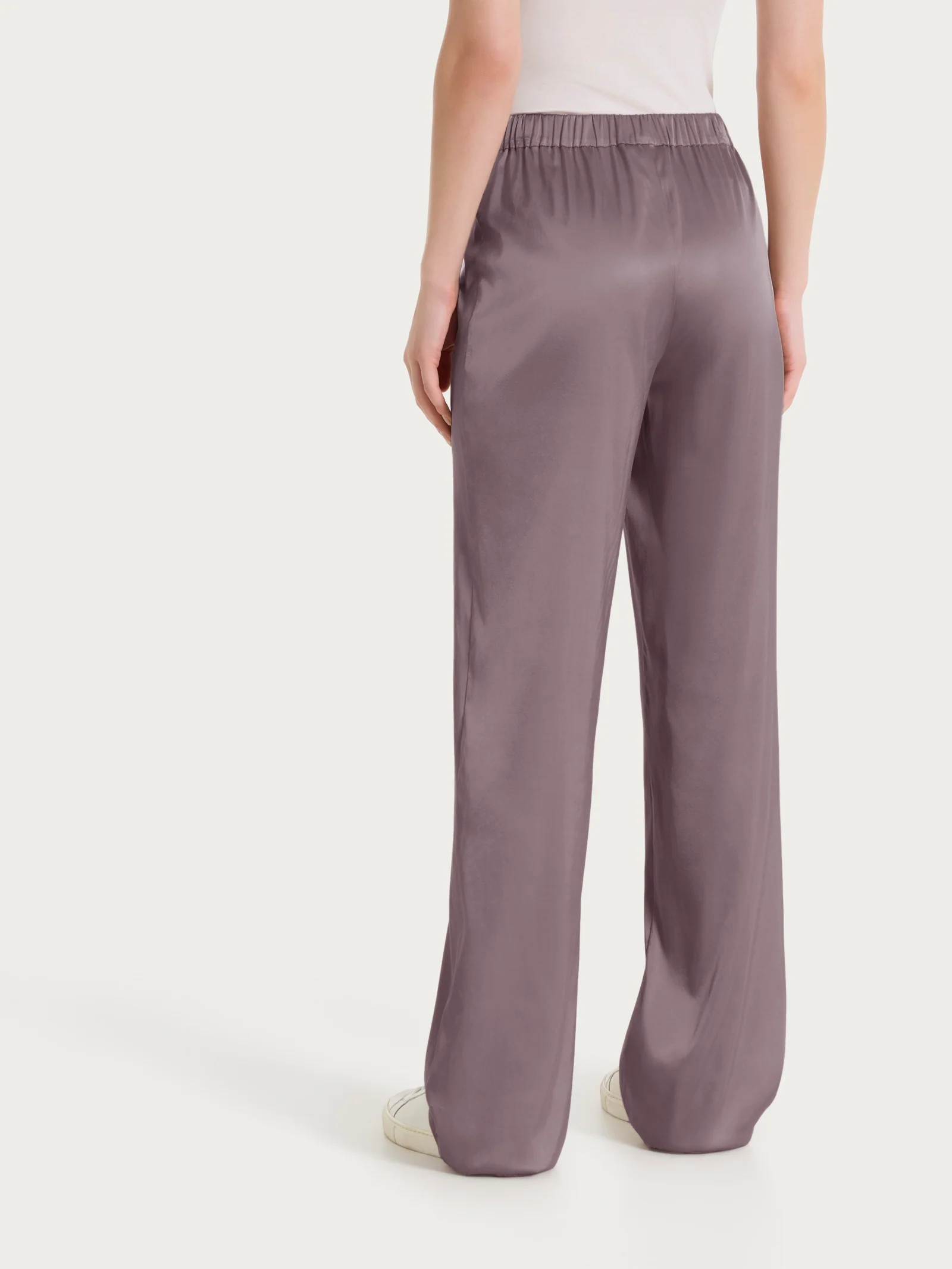 Pantalone ampio in Stretch Satin - Plum Truffle - Image 2