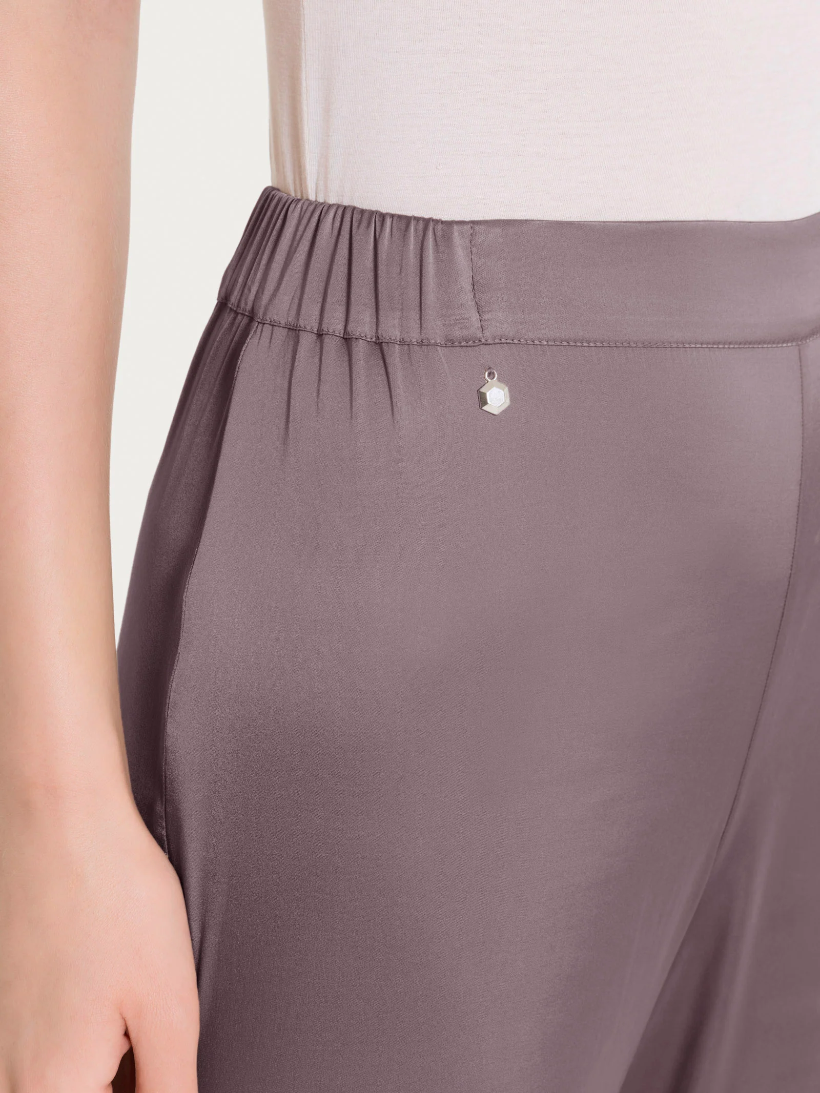 Pantalone ampio in Stretch Satin - Plum Truffle - Image 3