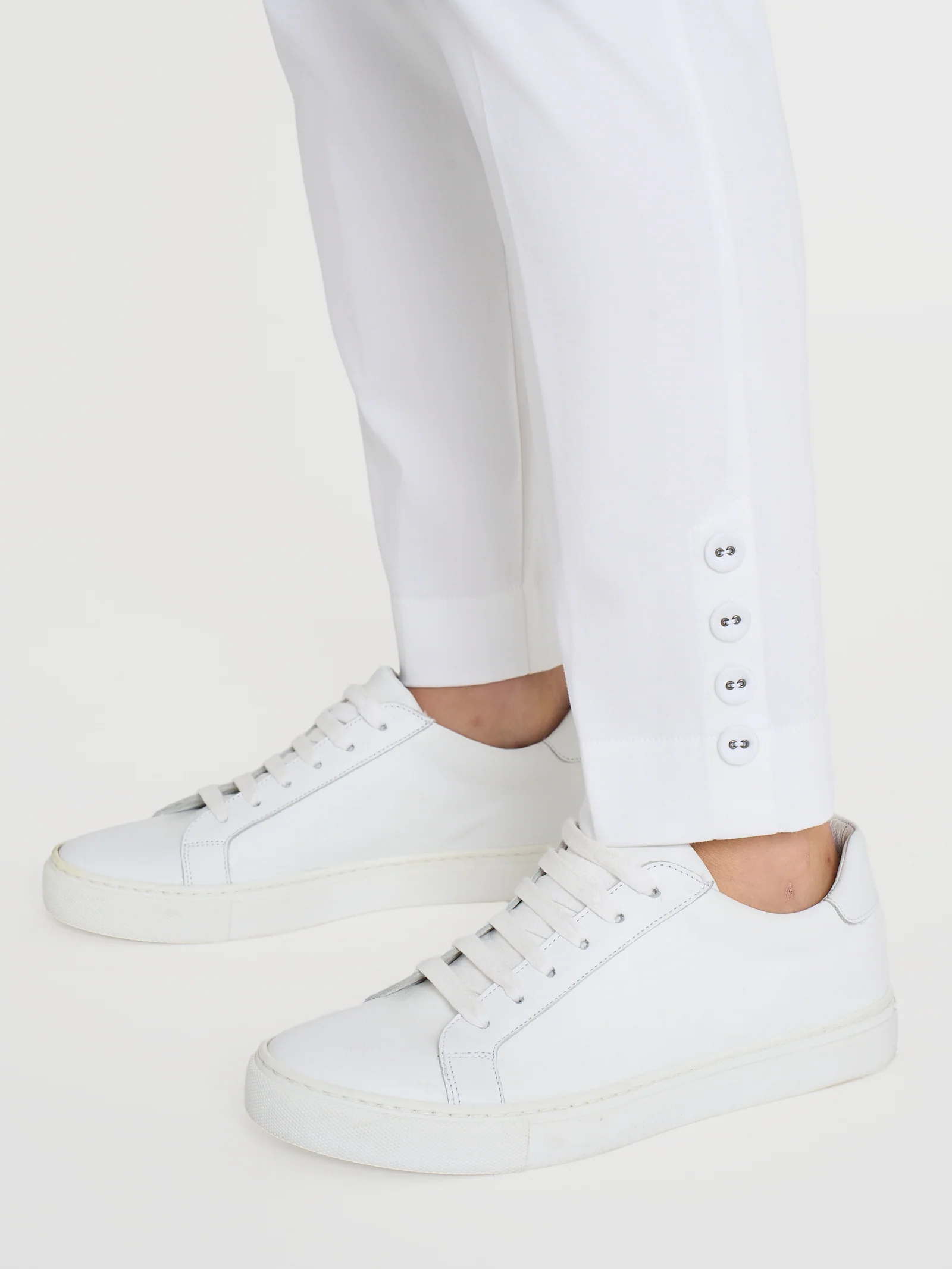 Pantalone capri con bottoni in Satin Power - Bianco - Image 3