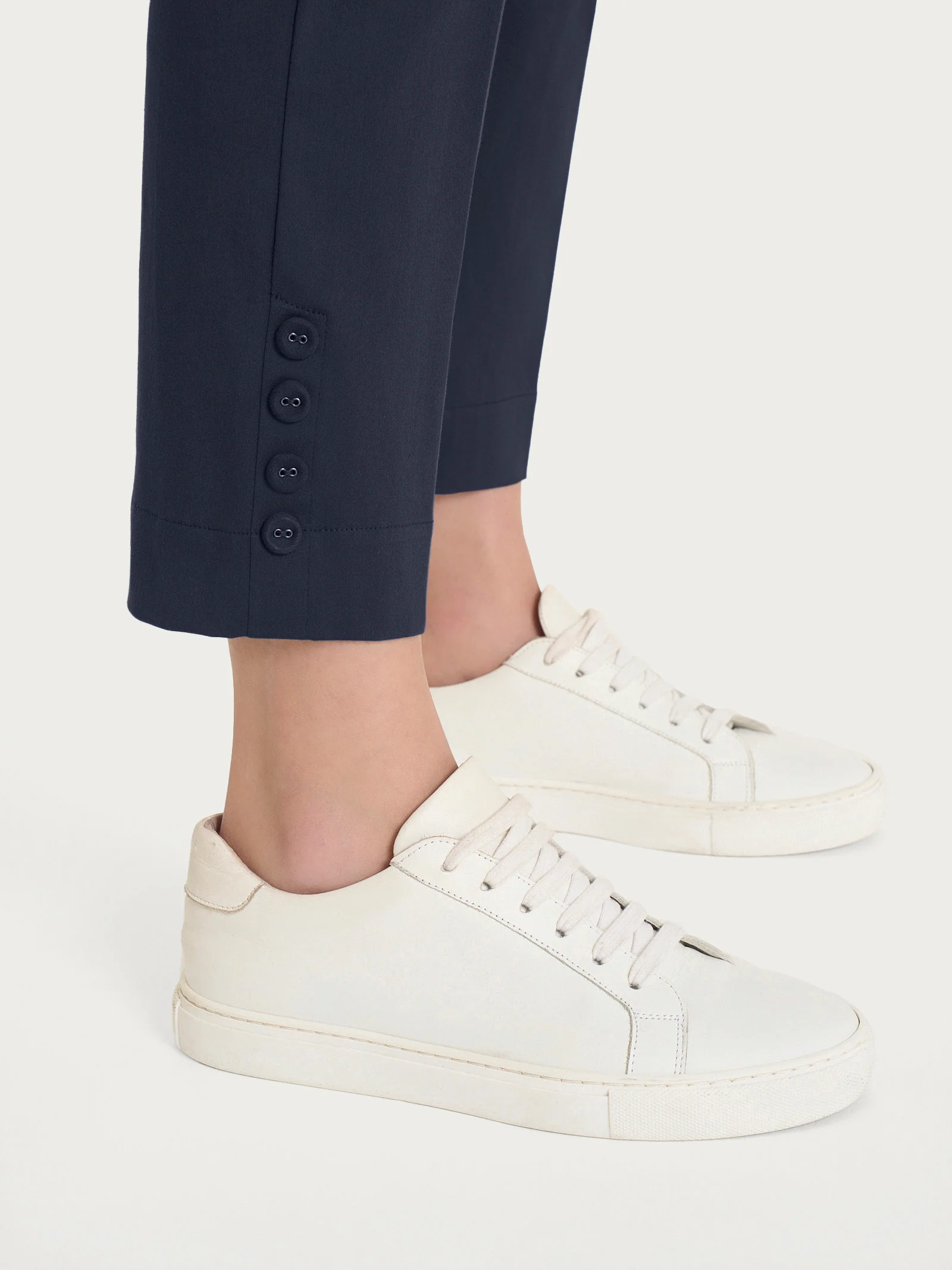Pantalone capri con bottoni in Satin Power - Bleu - Image 3