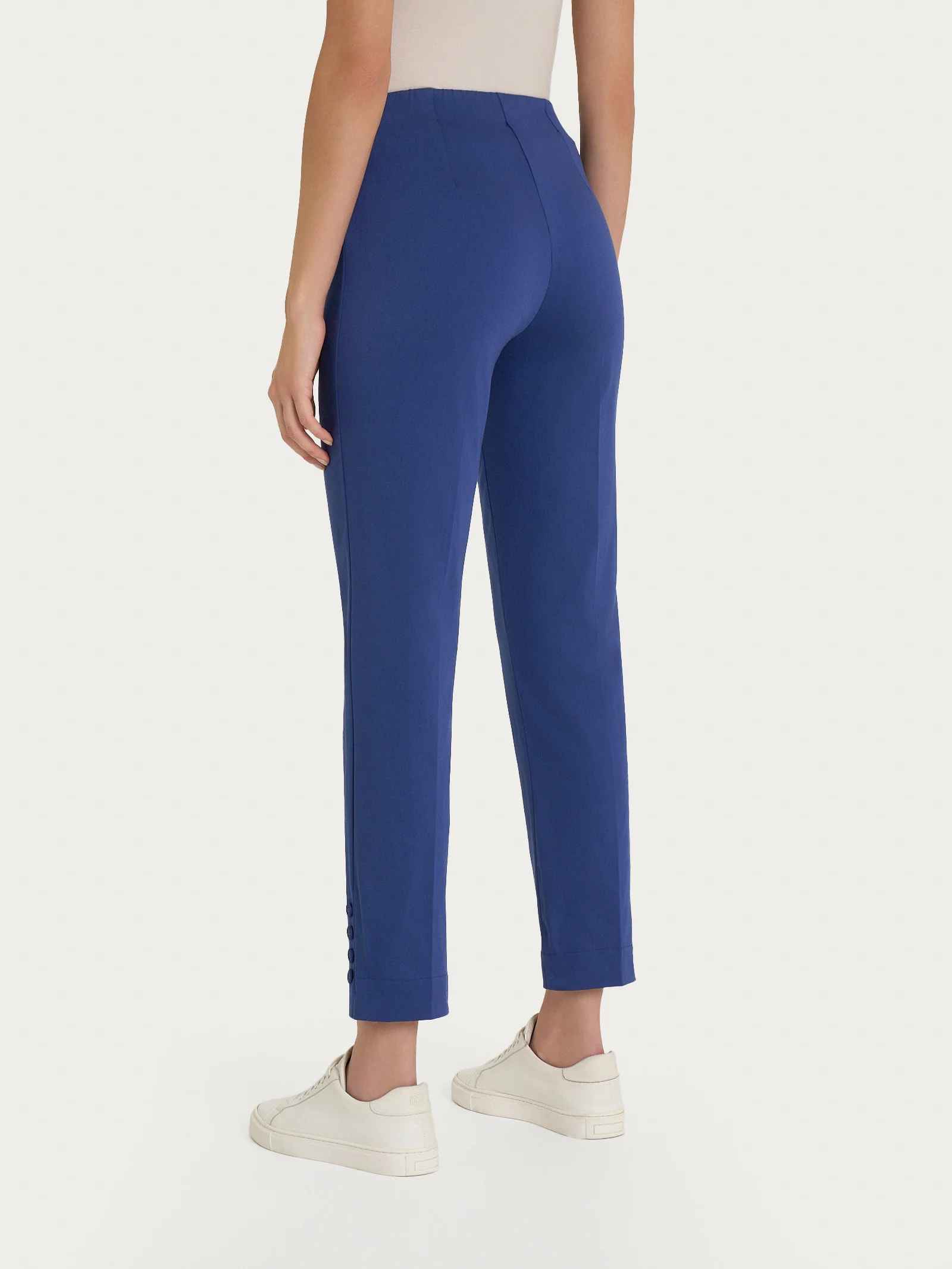 Pantalone capri con bottoni in Satin Power - Blueberry - Image 2