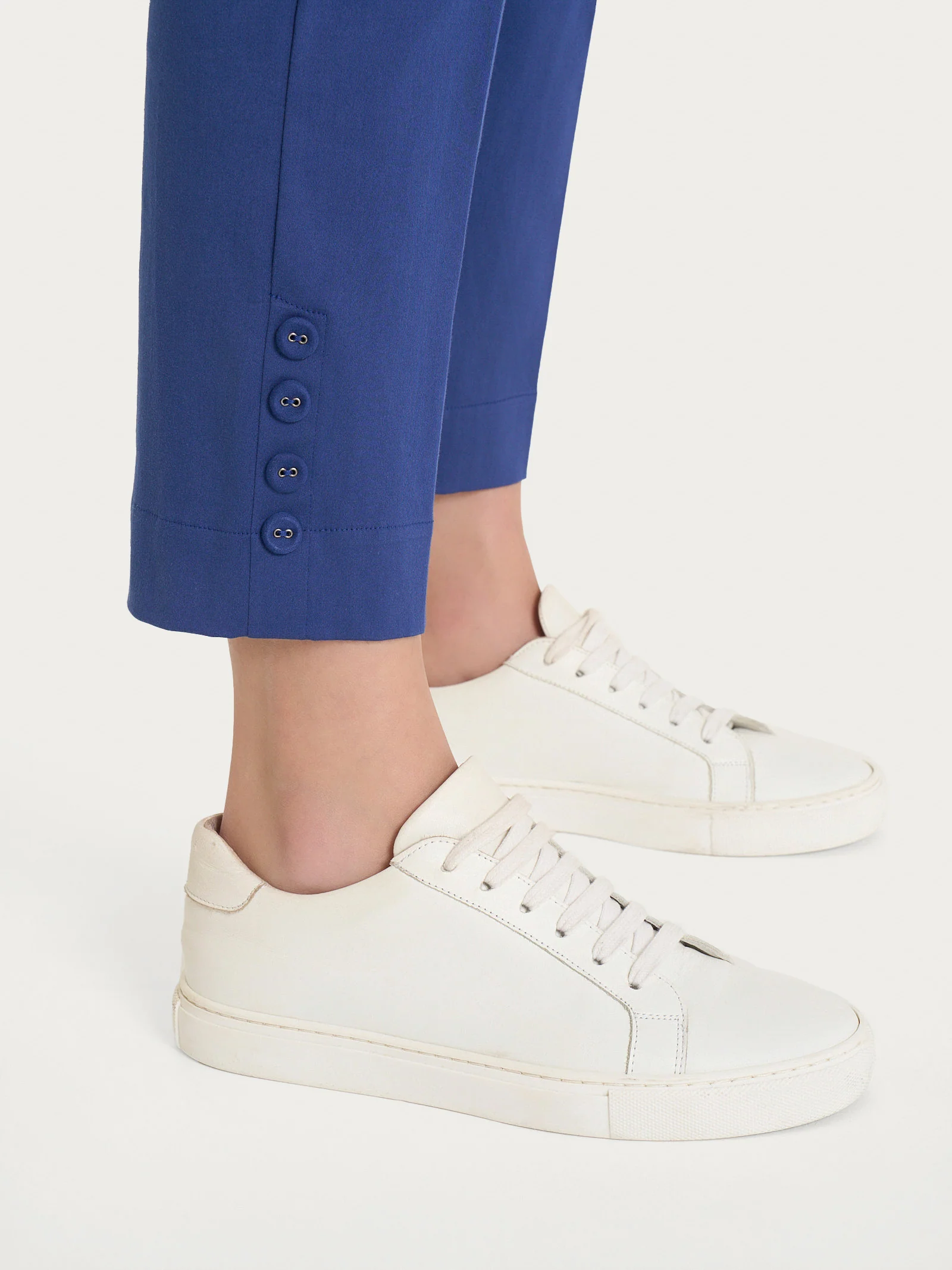 Pantalone capri con bottoni in Satin Power - Blueberry - Image 3