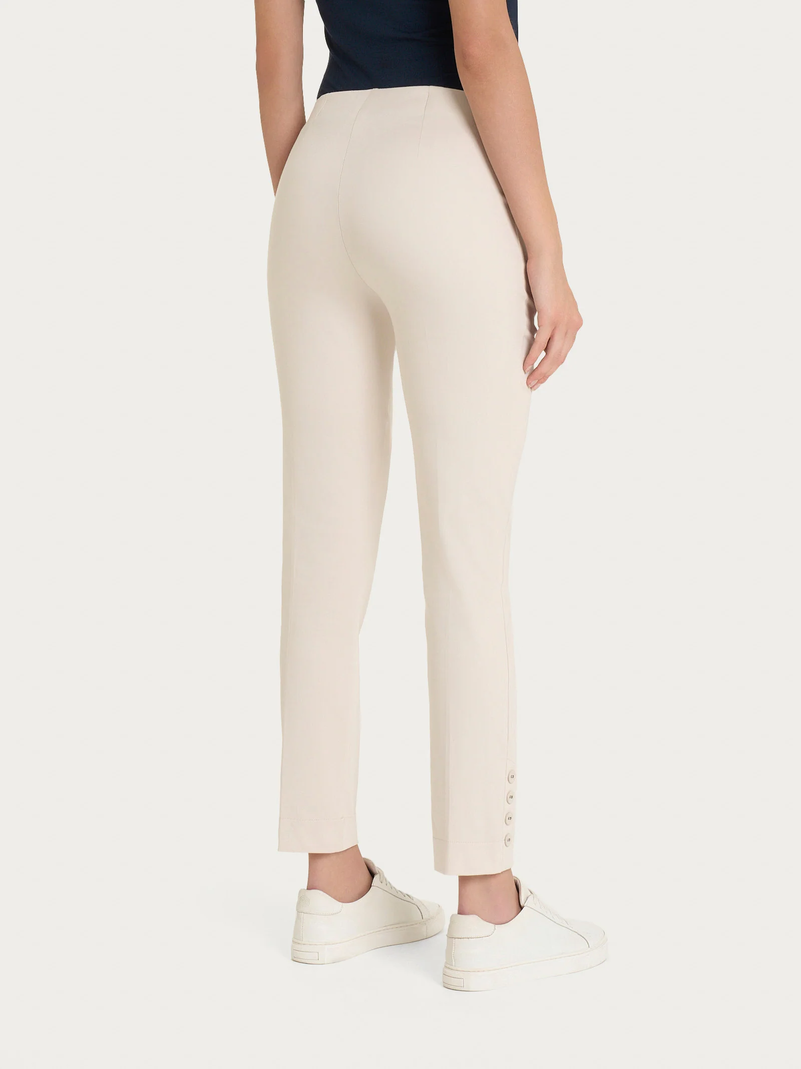 Pantalone capri con bottoni in Satin Power - Champignon - Image 2