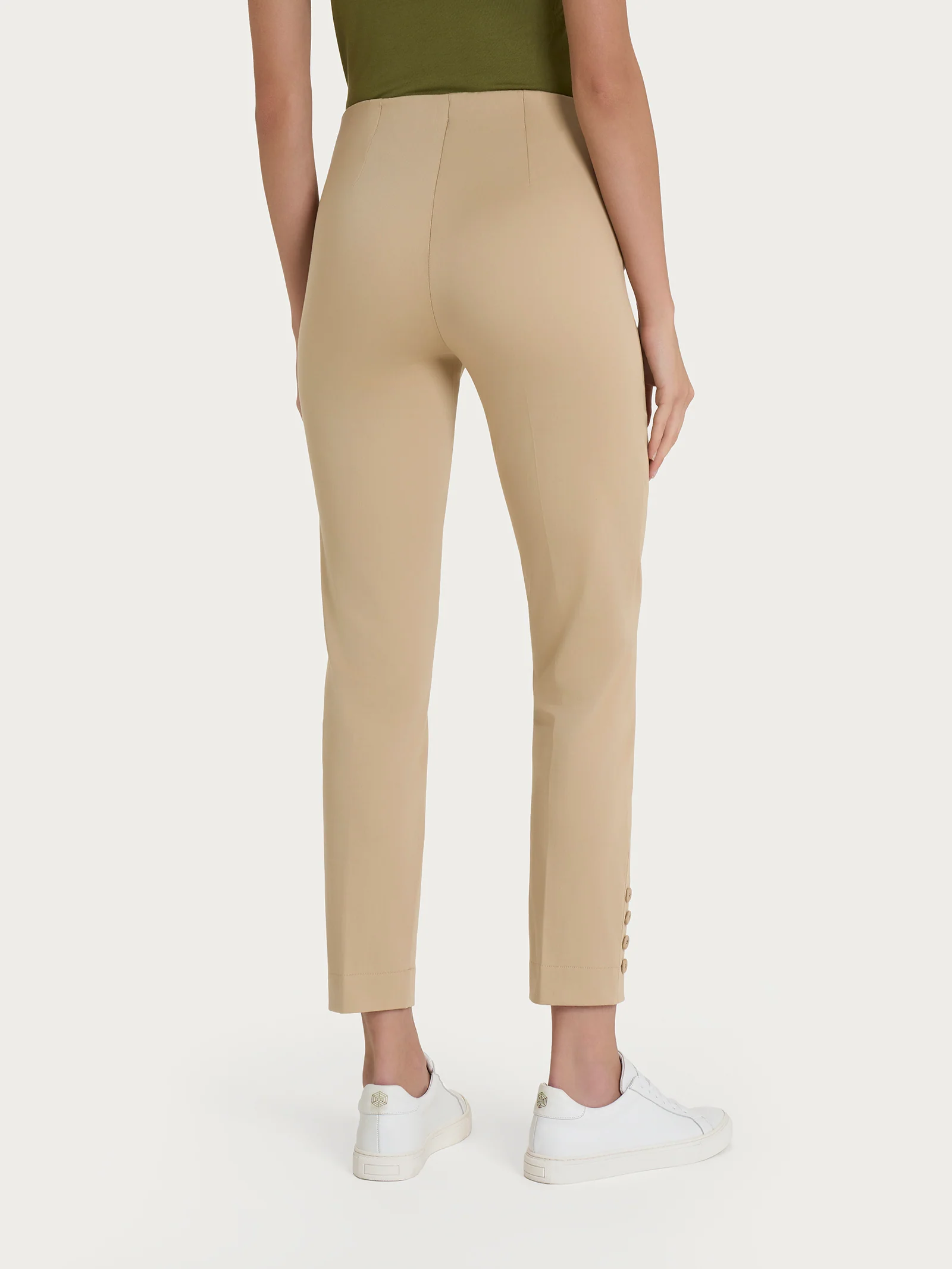 Pantalone capri con bottoni in Satin Power - Irish Cream - Image 2