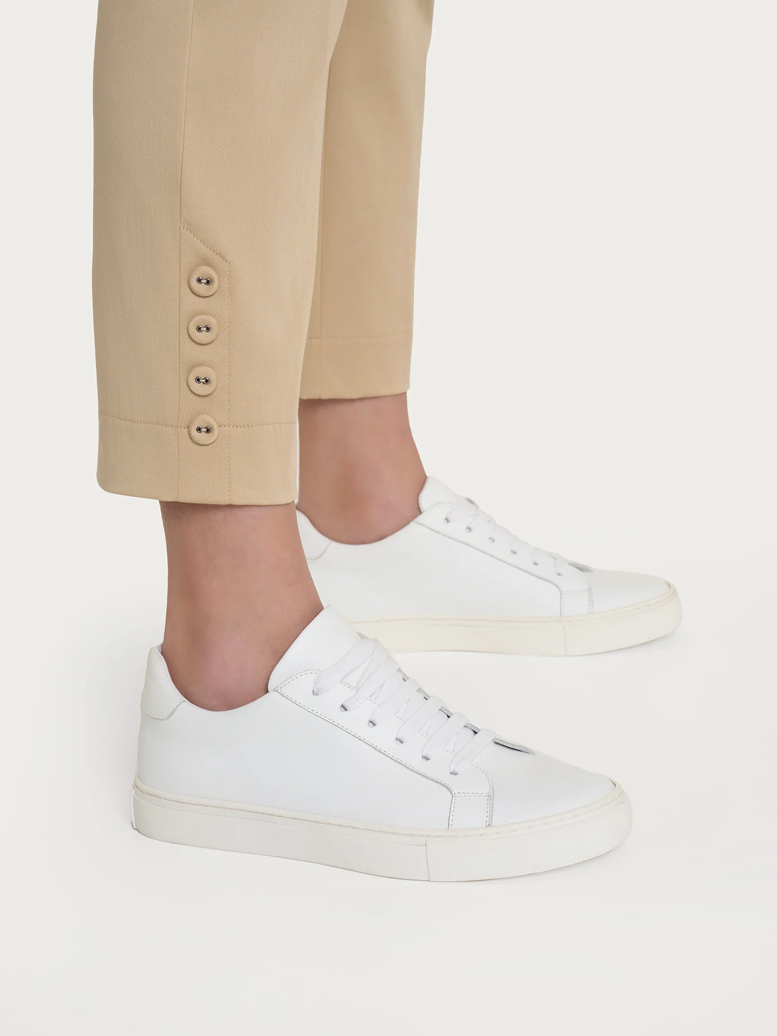 Pantalone capri con bottoni in Satin Power - Irish Cream - Image 3