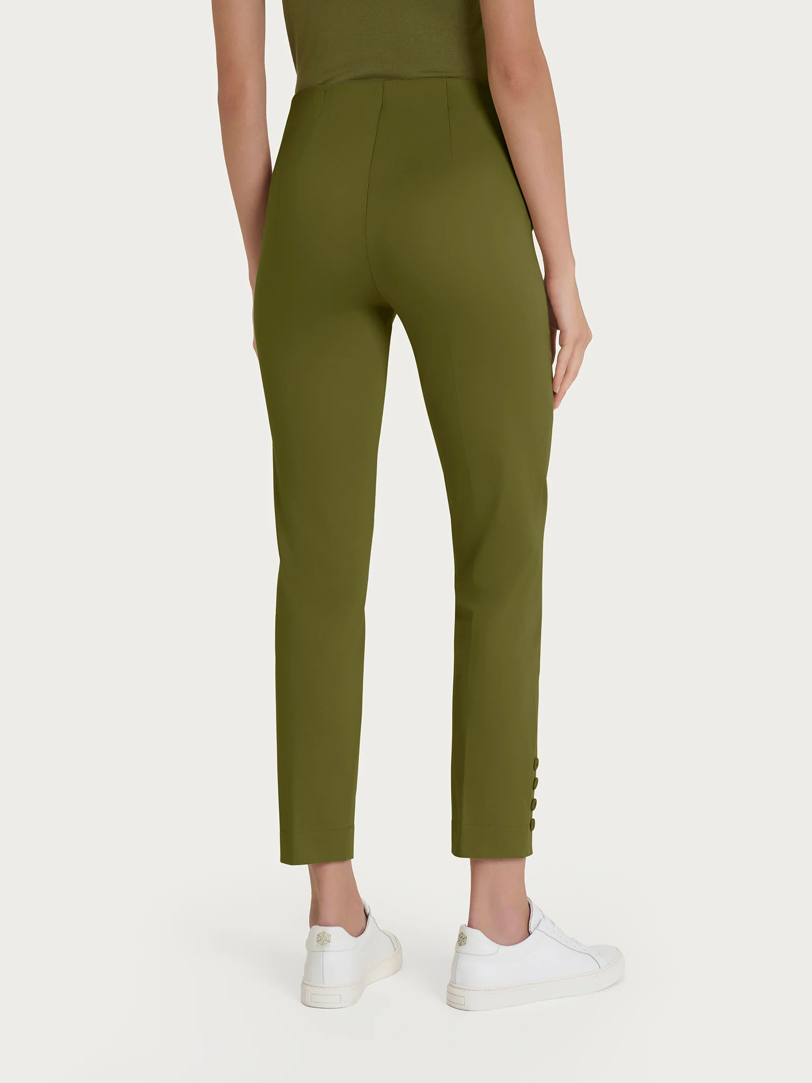 Pantalone capri con bottoni in Satin Power - Sphagnum - Image 2