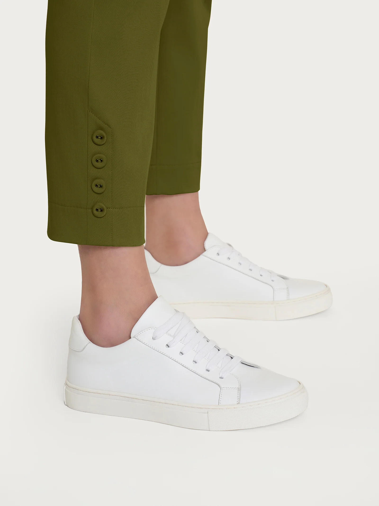 Pantalone capri con bottoni in Satin Power - Sphagnum - Image 3