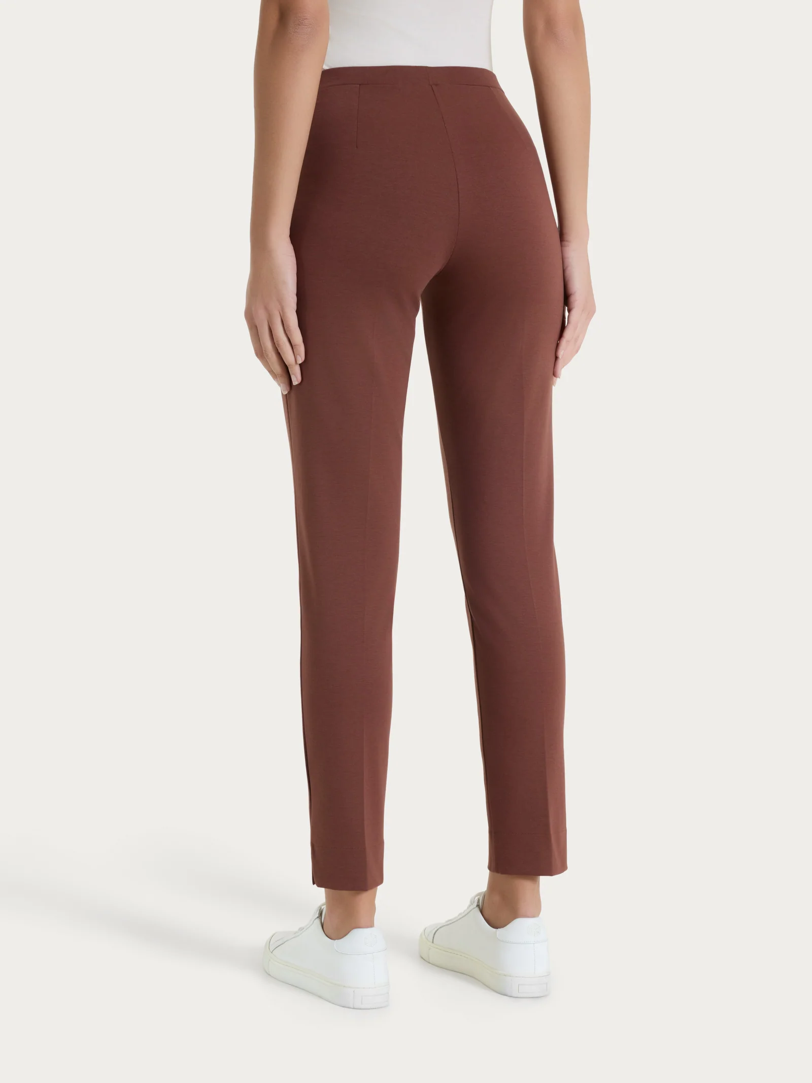Pantalone capri con spacchetti in Compact Light  - Cappuccino - Image 2