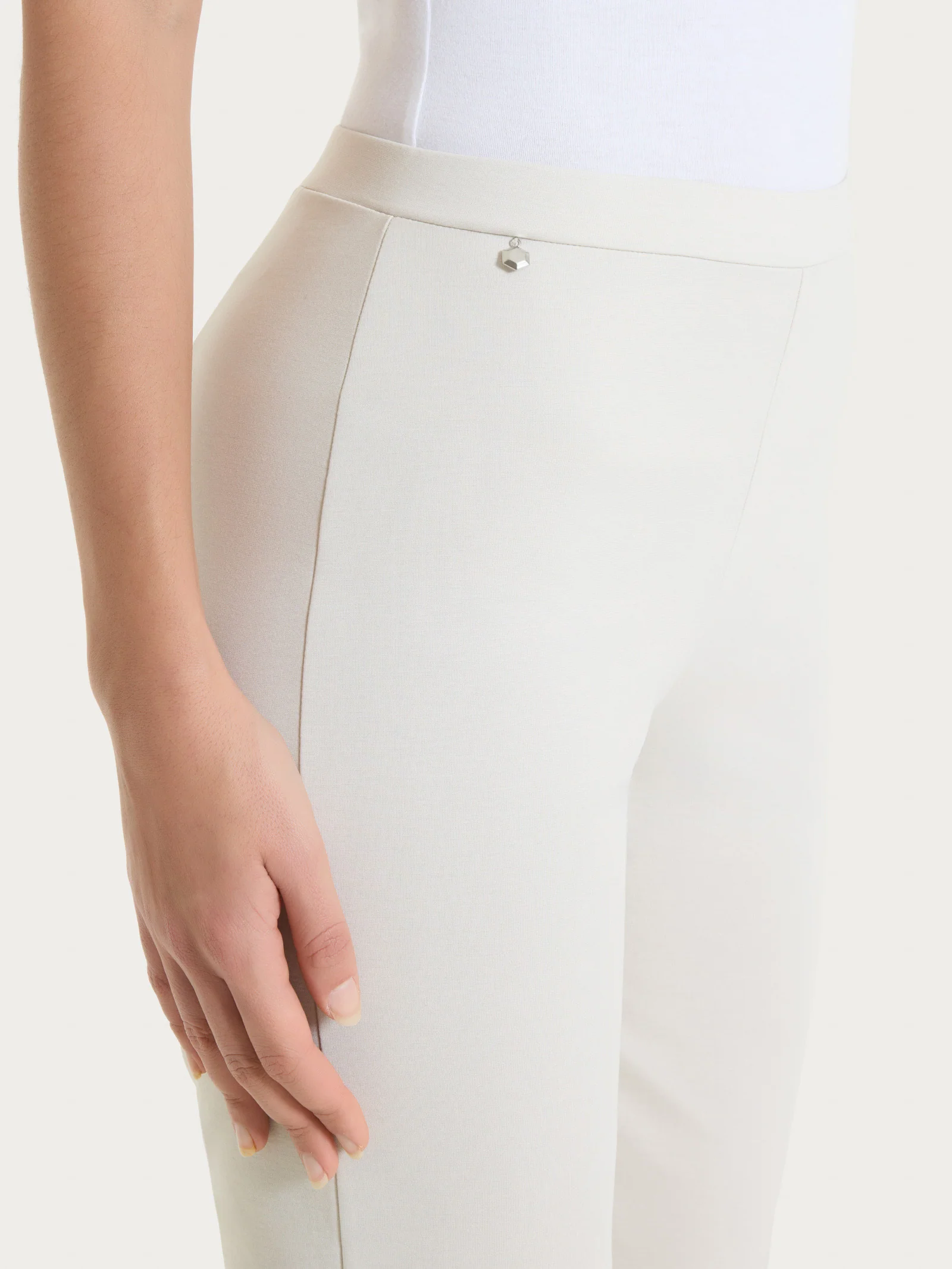Pantalone capri con spacchetti in Compact Light  - Champignon - Image 3