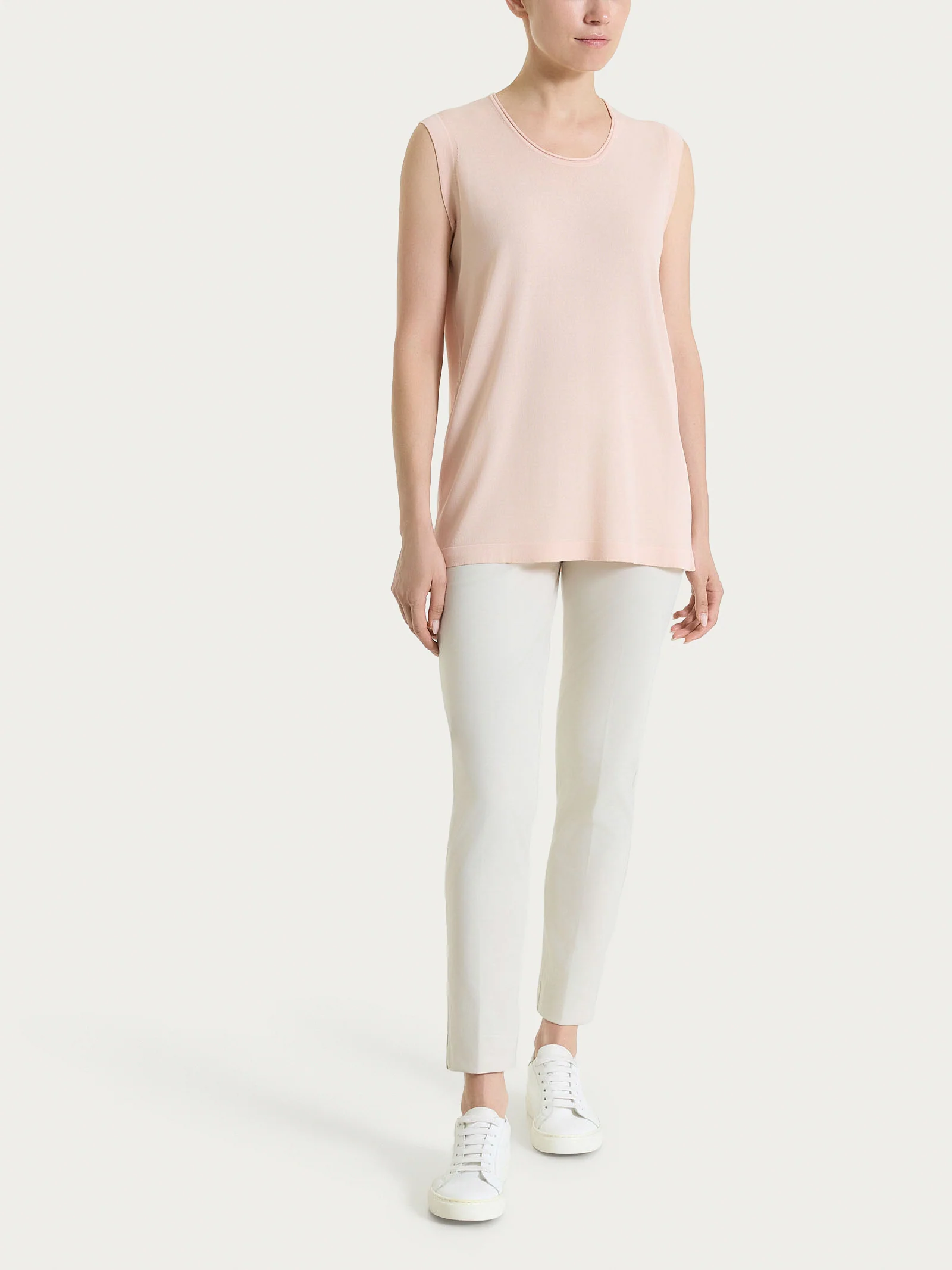 Pantalone capri con spacchetti in Compact Light  - Champignon - Image 4