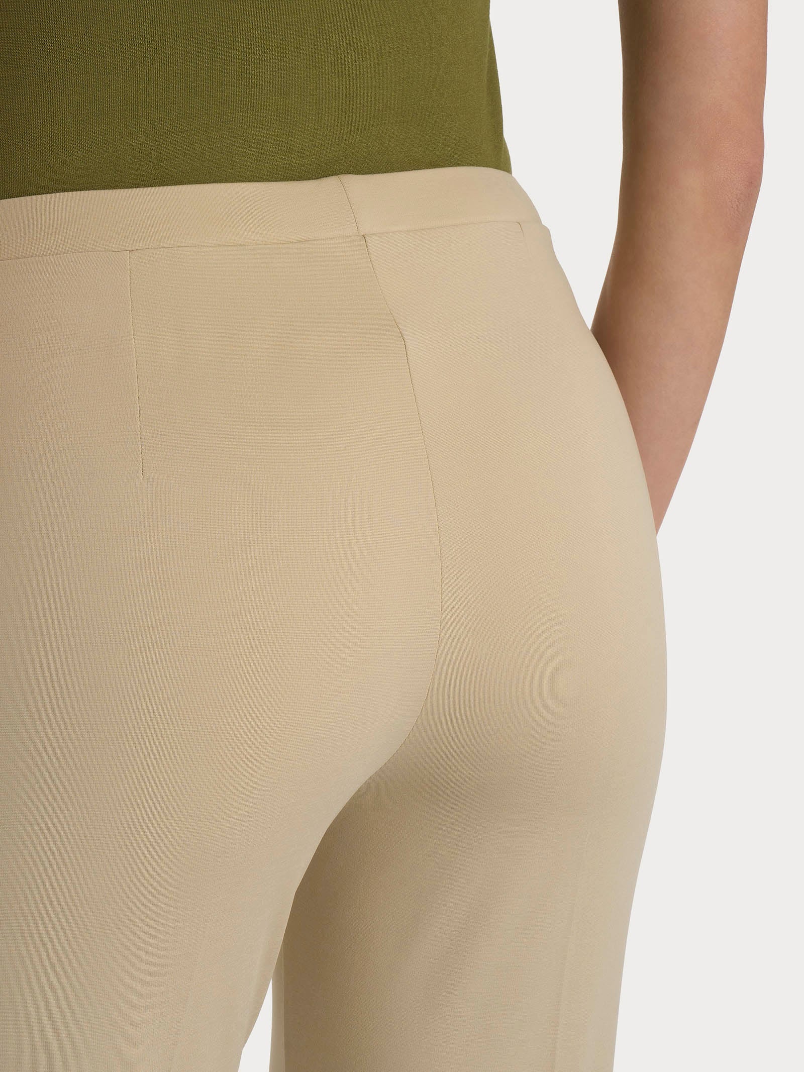 Pantalone capri con spacchetti in Compact Light - Irish Cream - Image 3