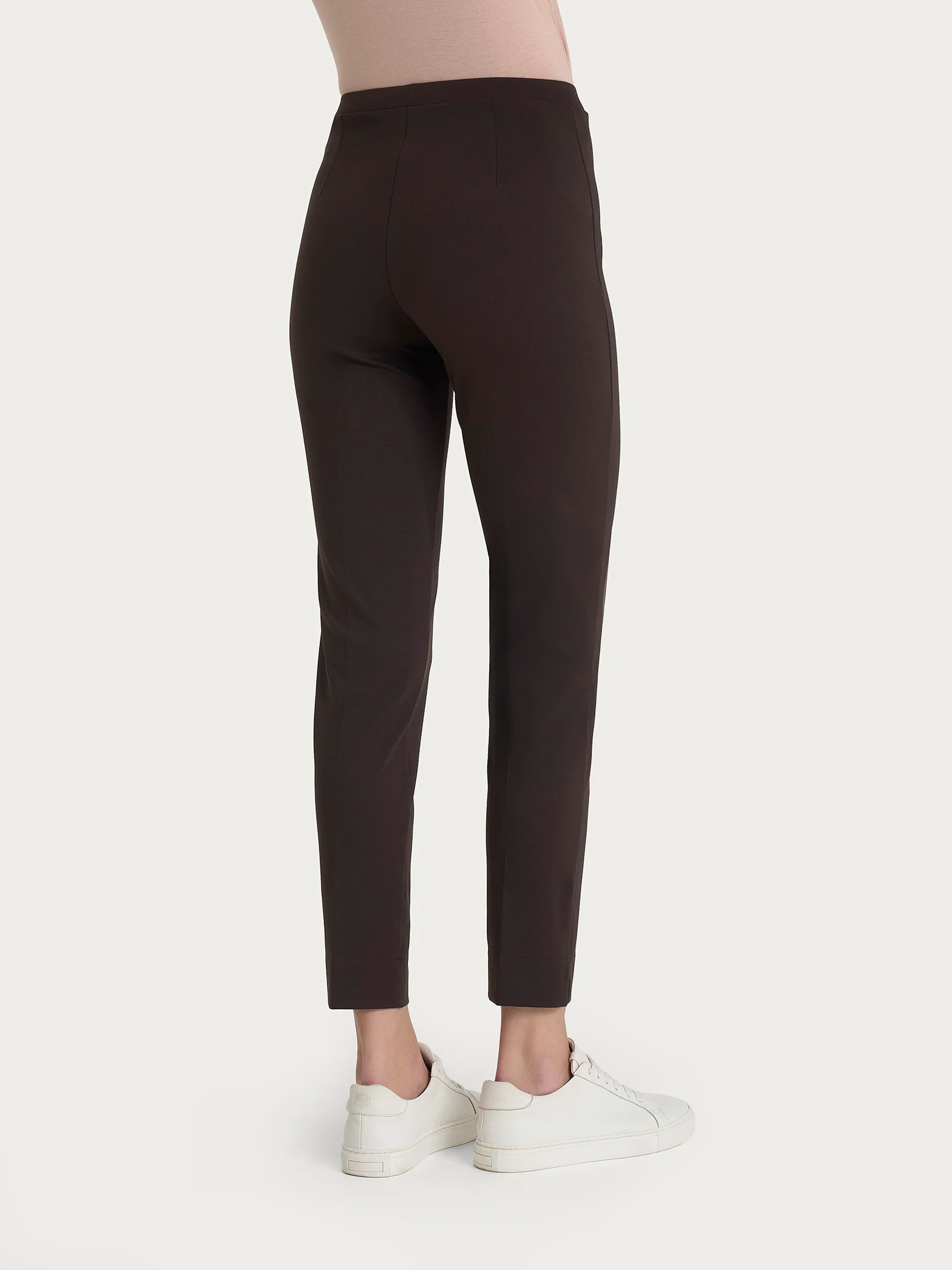 Pantalone capri con spacchetti in Compact Light  - Chocolate Torte - Image 2