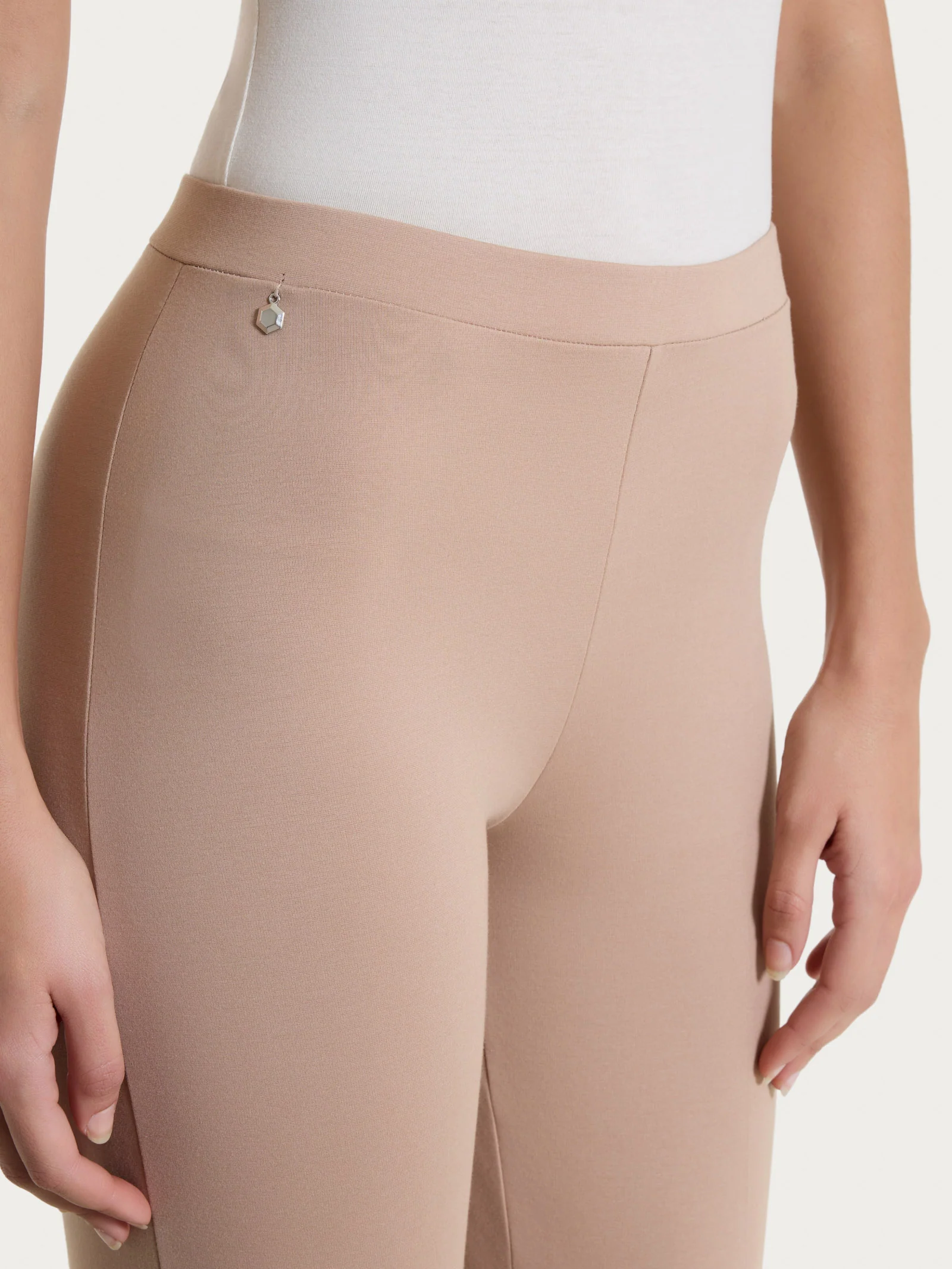 Pantalone capri con spacchetti in Compact Light  - Warm Taupe - Image 3