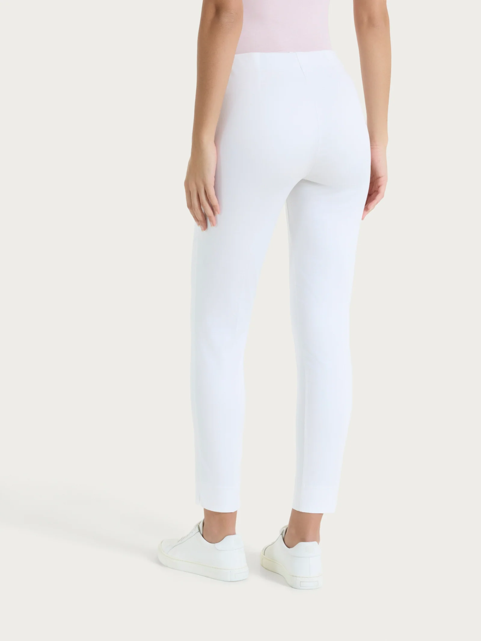 Pantalone capri con spacchetti in Satin Power - Bianco - Image 2