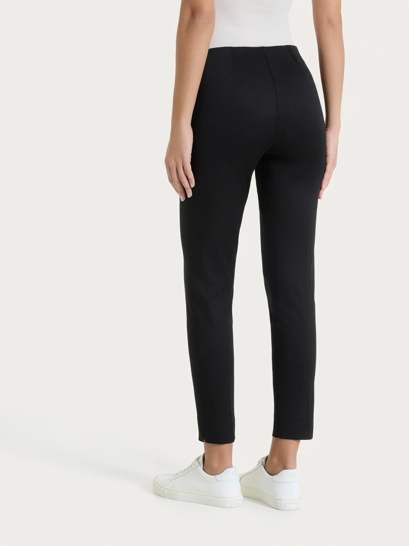 Pantalone capri con spacchetti in Satin Power - Nero - Image 2