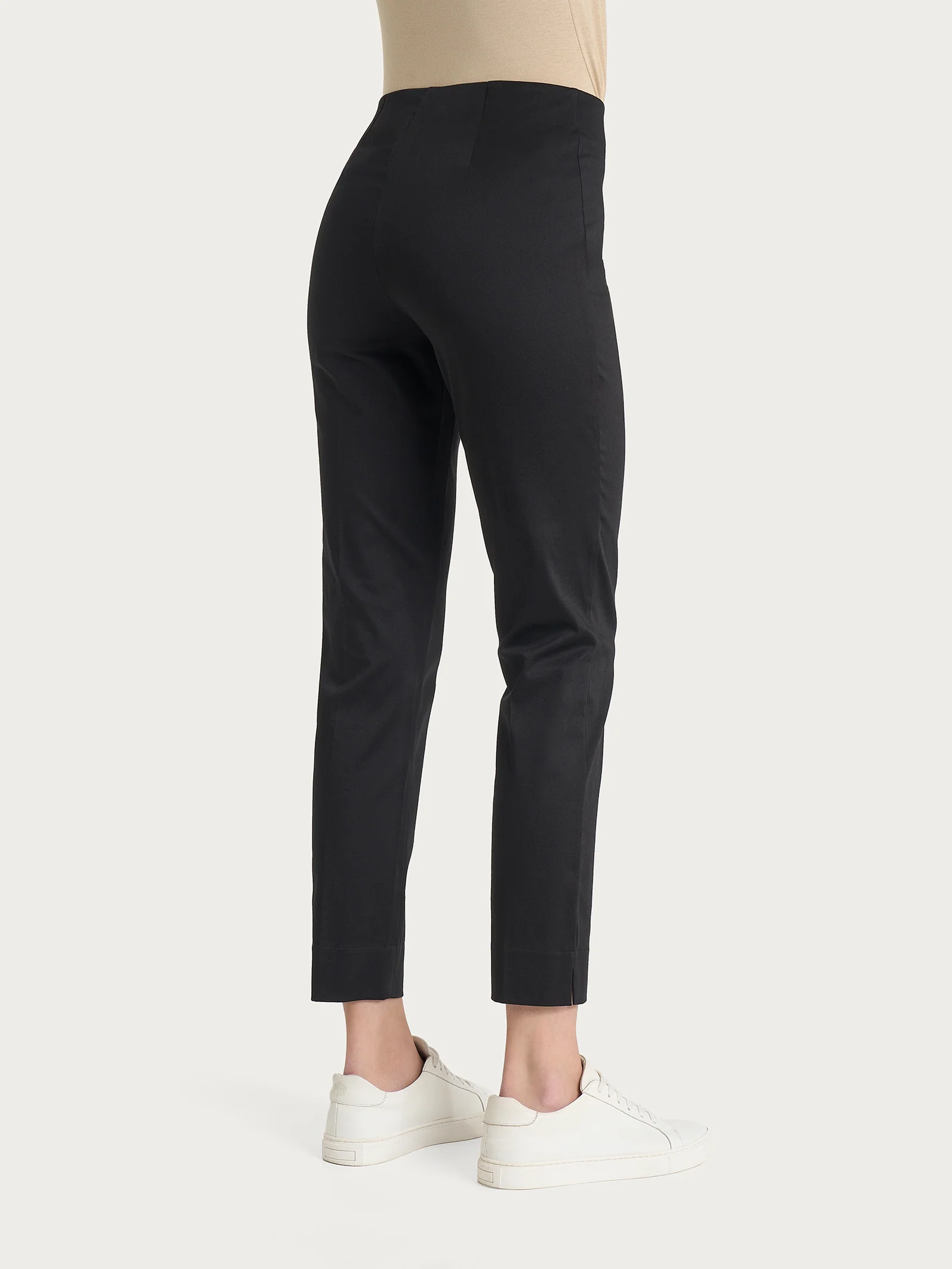 Pantalone capri con spacchetti in Satin Power - Nero - Image 4