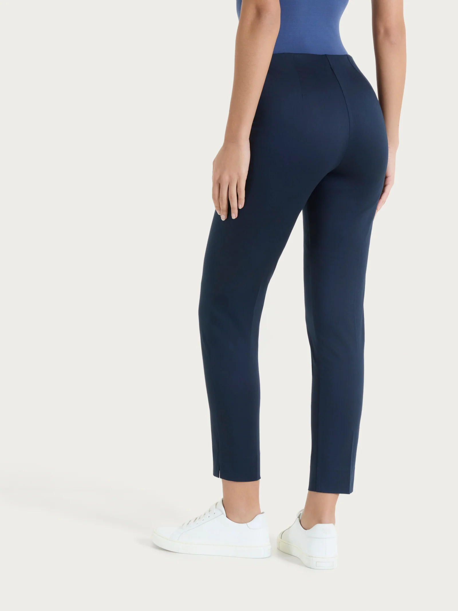 Pantalone capri con spacchetti in Satin Power - Bleu - Image 2