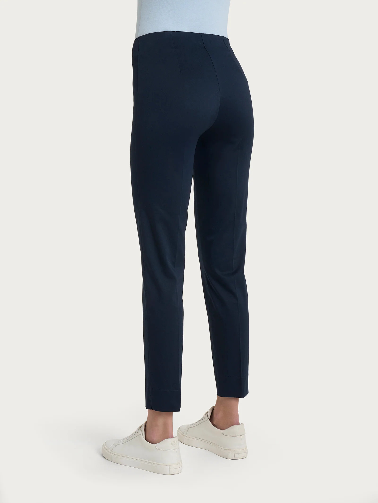 Pantalone capri con spacchetti in Satin Power - Bleu - Image 4