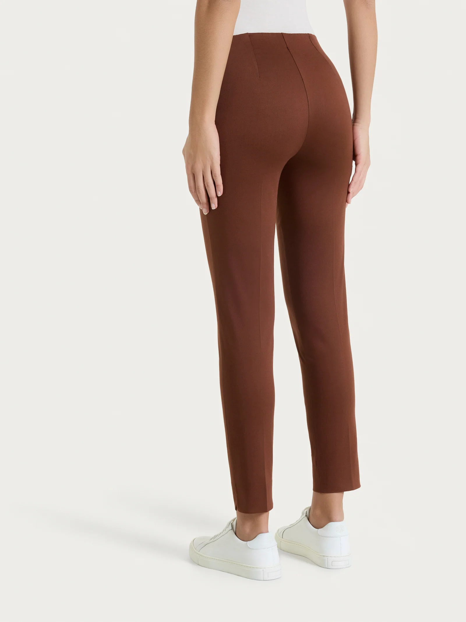 Pantalone capri con spacchetti in Satin Power - Cappuccino - Image 2