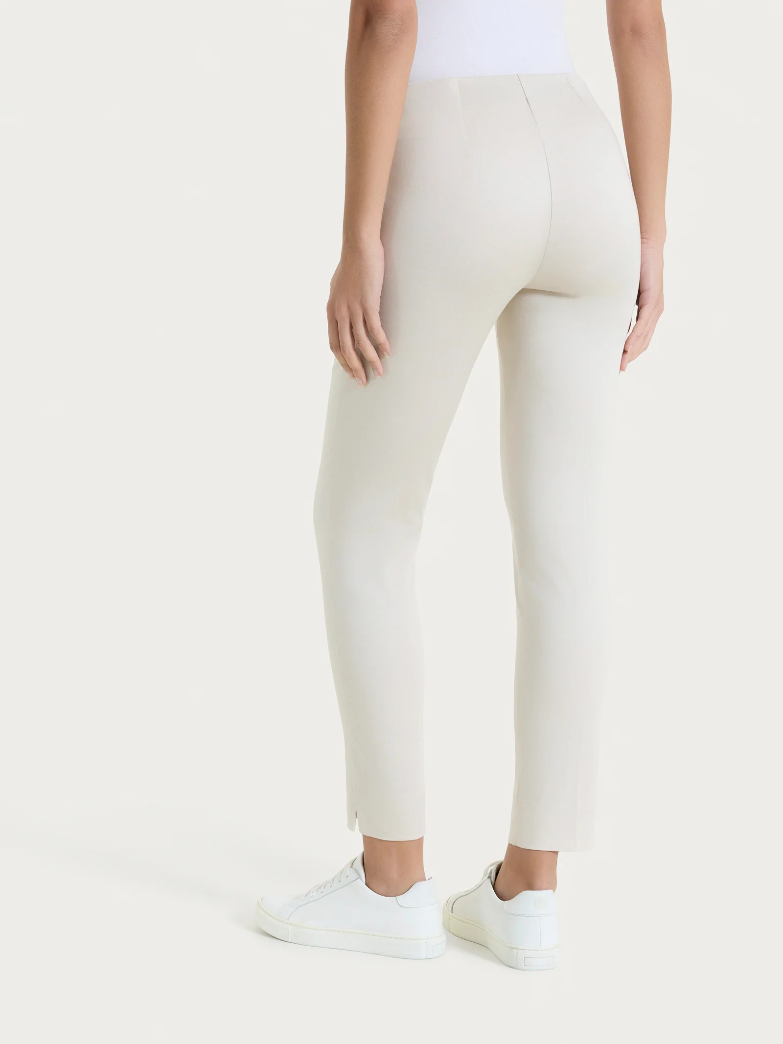 Pantalone capri con spacchetti in Satin Power - Champignon - Image 2