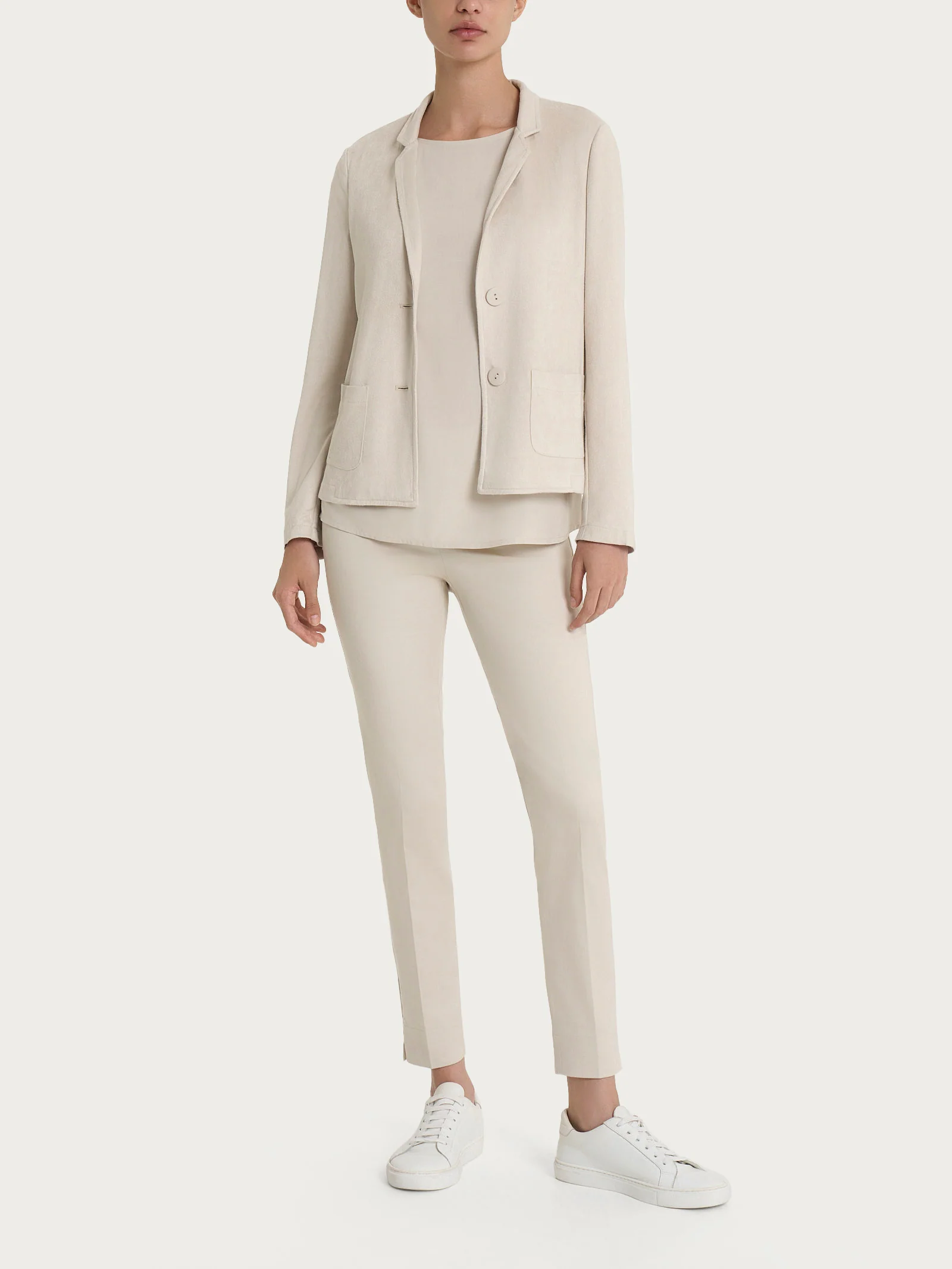 Pantalone capri con spacchetti in Satin Power - Champignon - Image 4