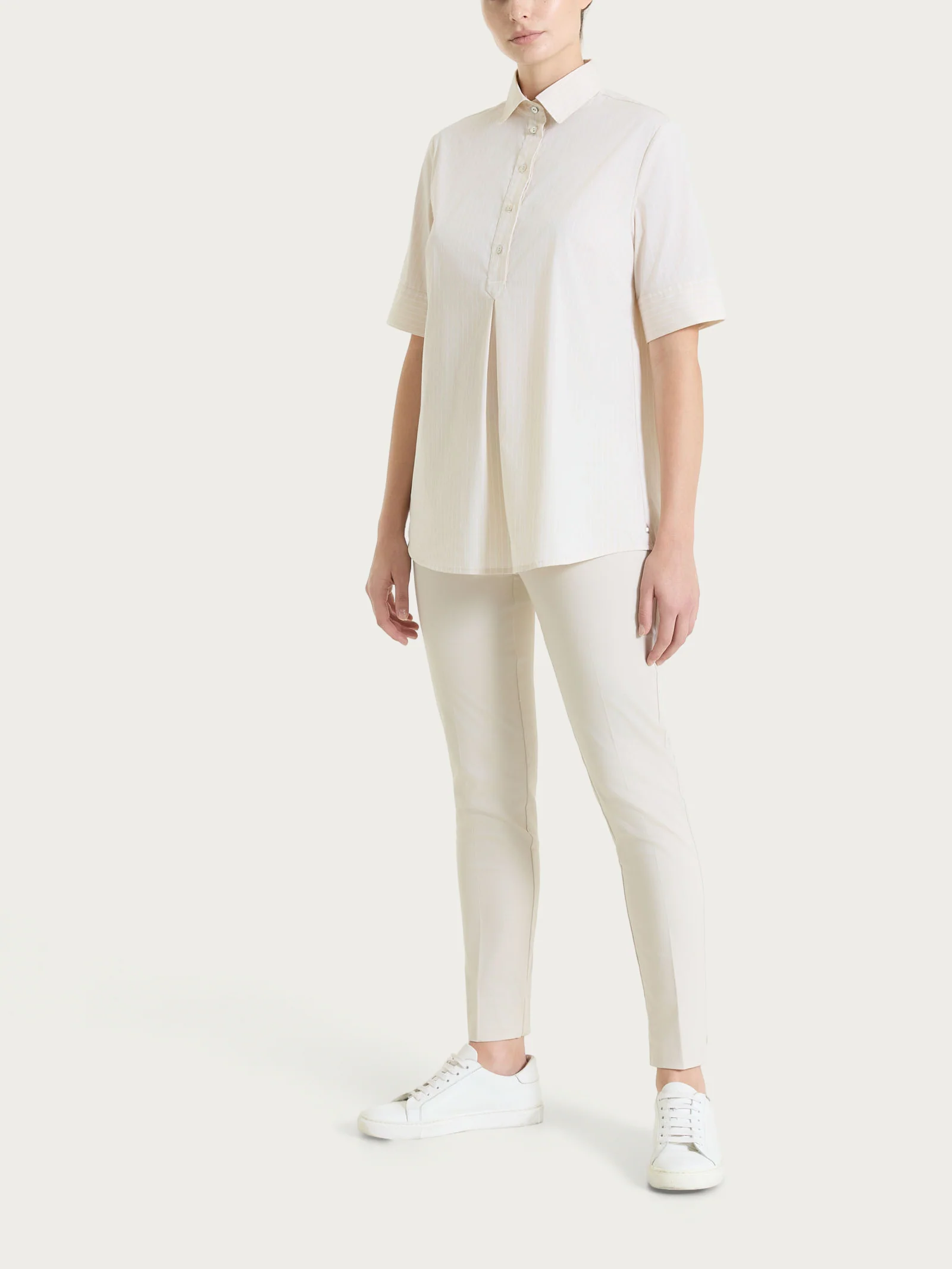 Pantalone capri con spacchetti in Satin Power - Champignon - Image 5