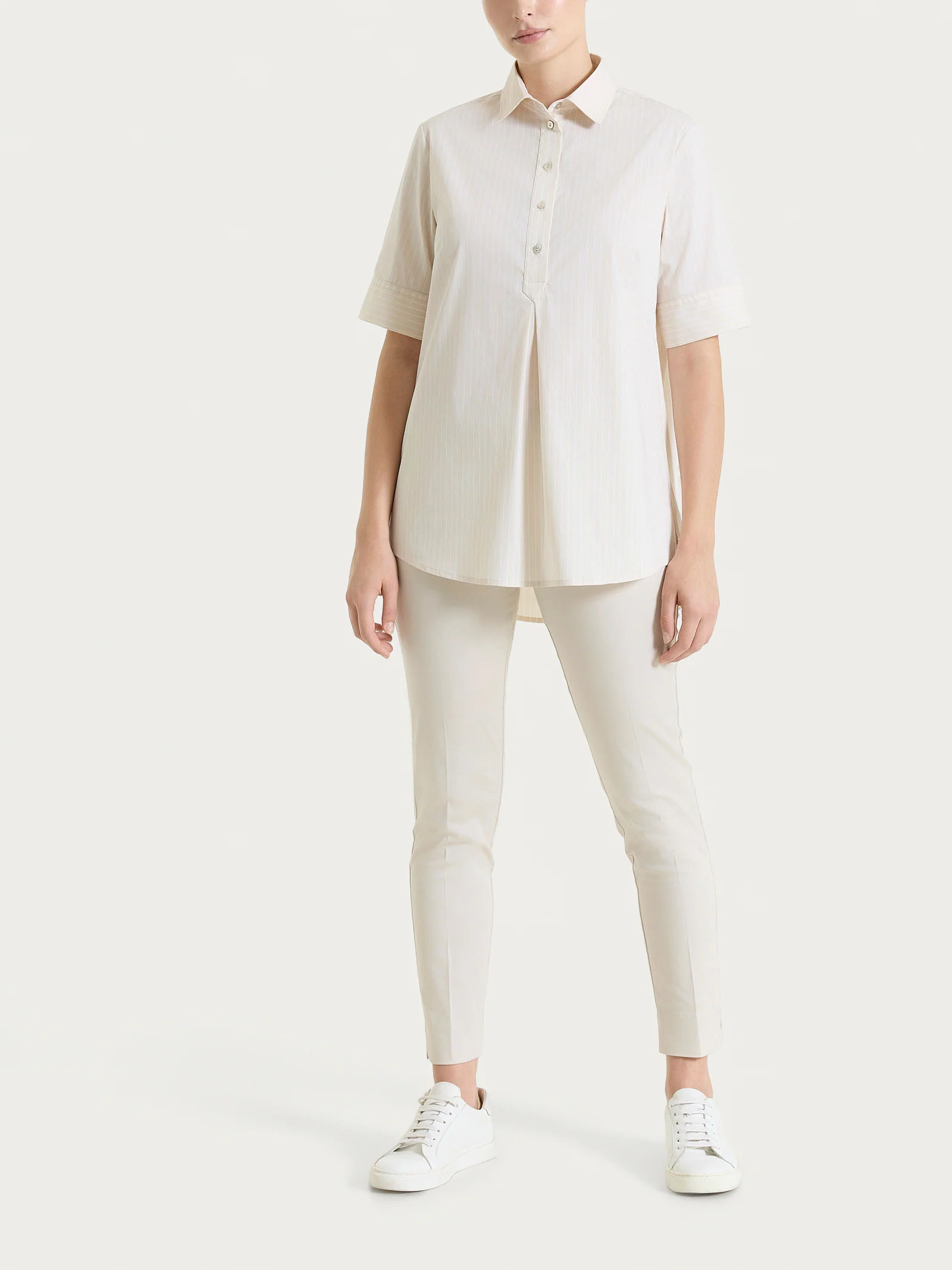 Pantalone capri con spacchetti in Satin Power - Champignon - Image 6
