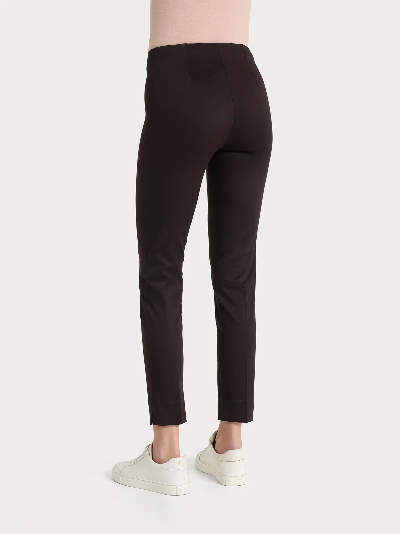 Pantalone capri con spacchetti in Satin Power - Chocolate Torte - Image 2