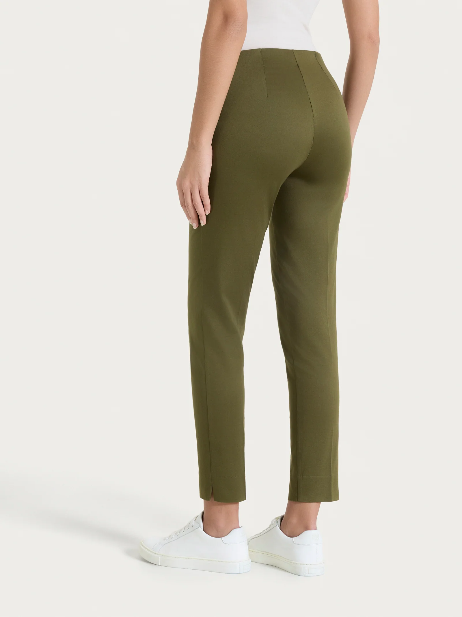 Pantalone capri con spacchetti in Satin Power - Dark Olive - Image 2