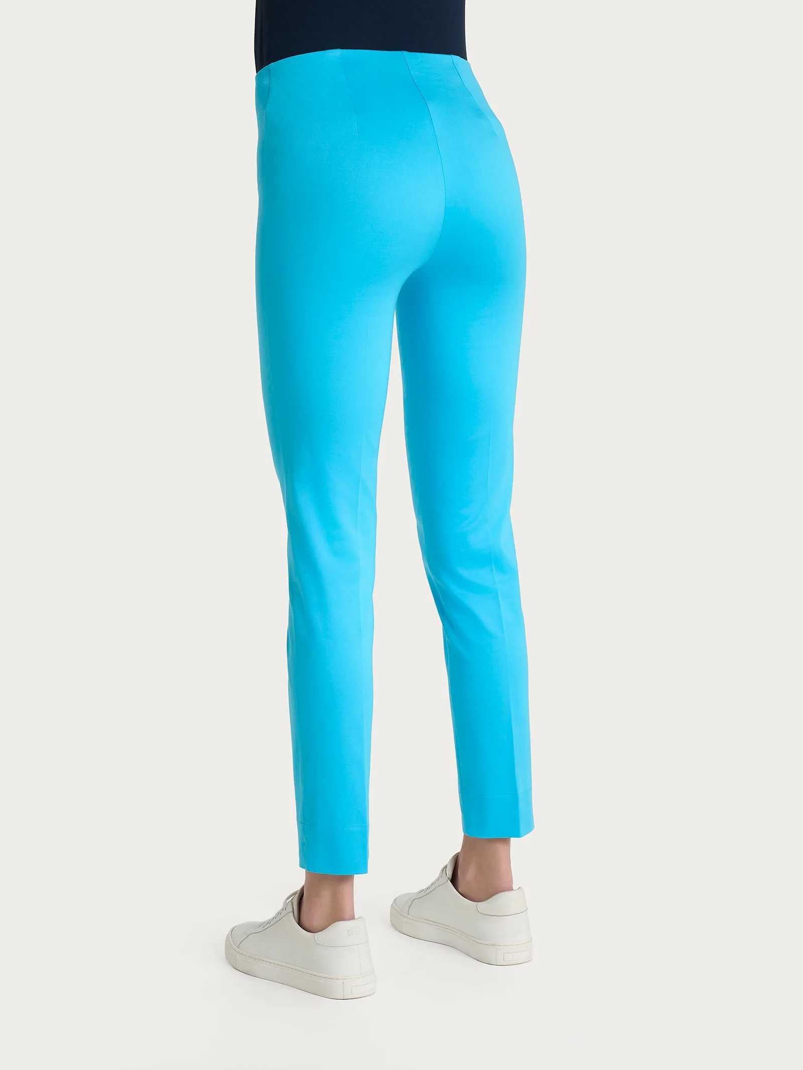 Pantalone capri con spacchetti in Satin Power - Aquarius - Image 4