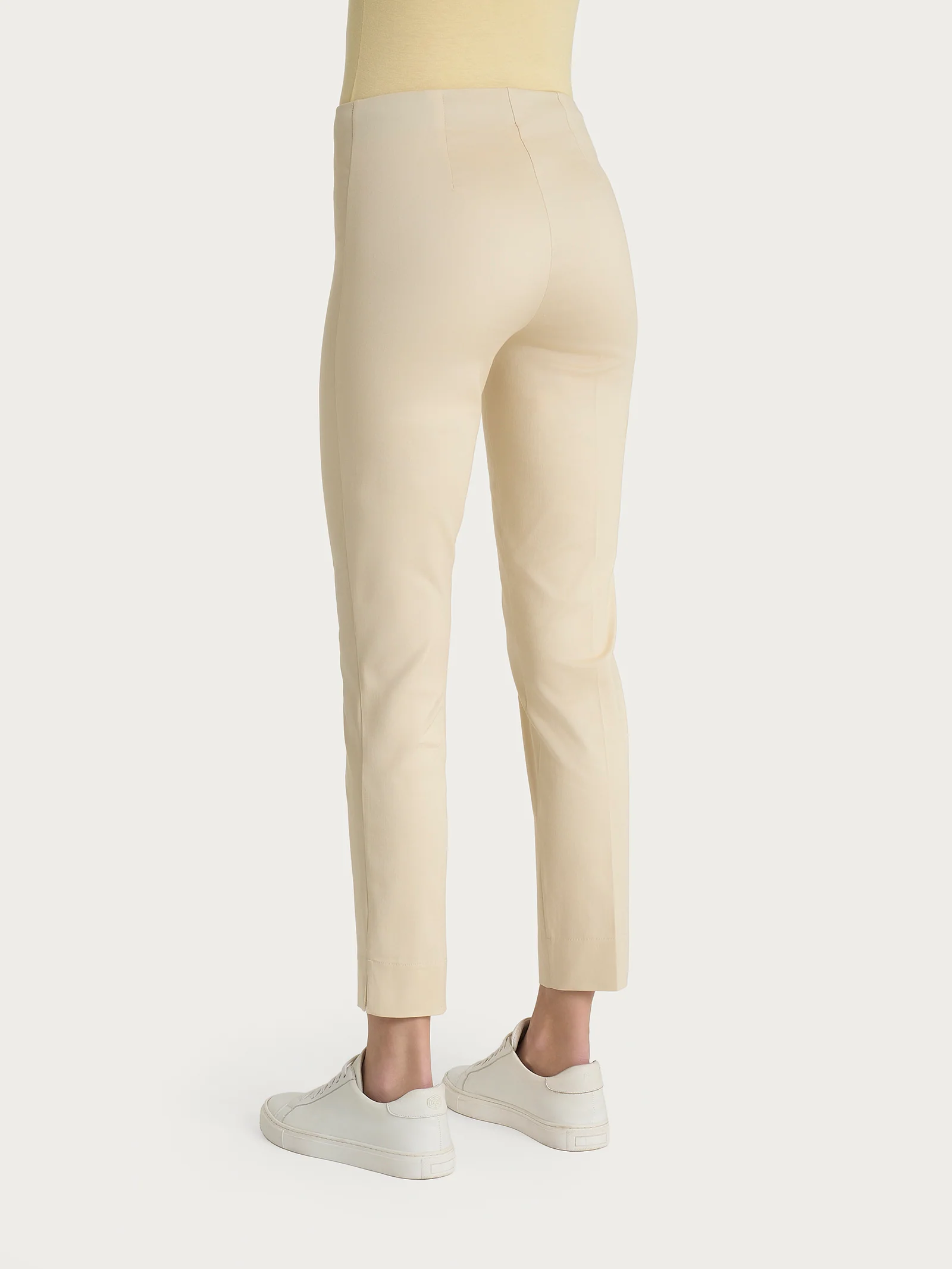 Pantalone capri con spacchetti in Satin Power - Wood Ash - Image 2