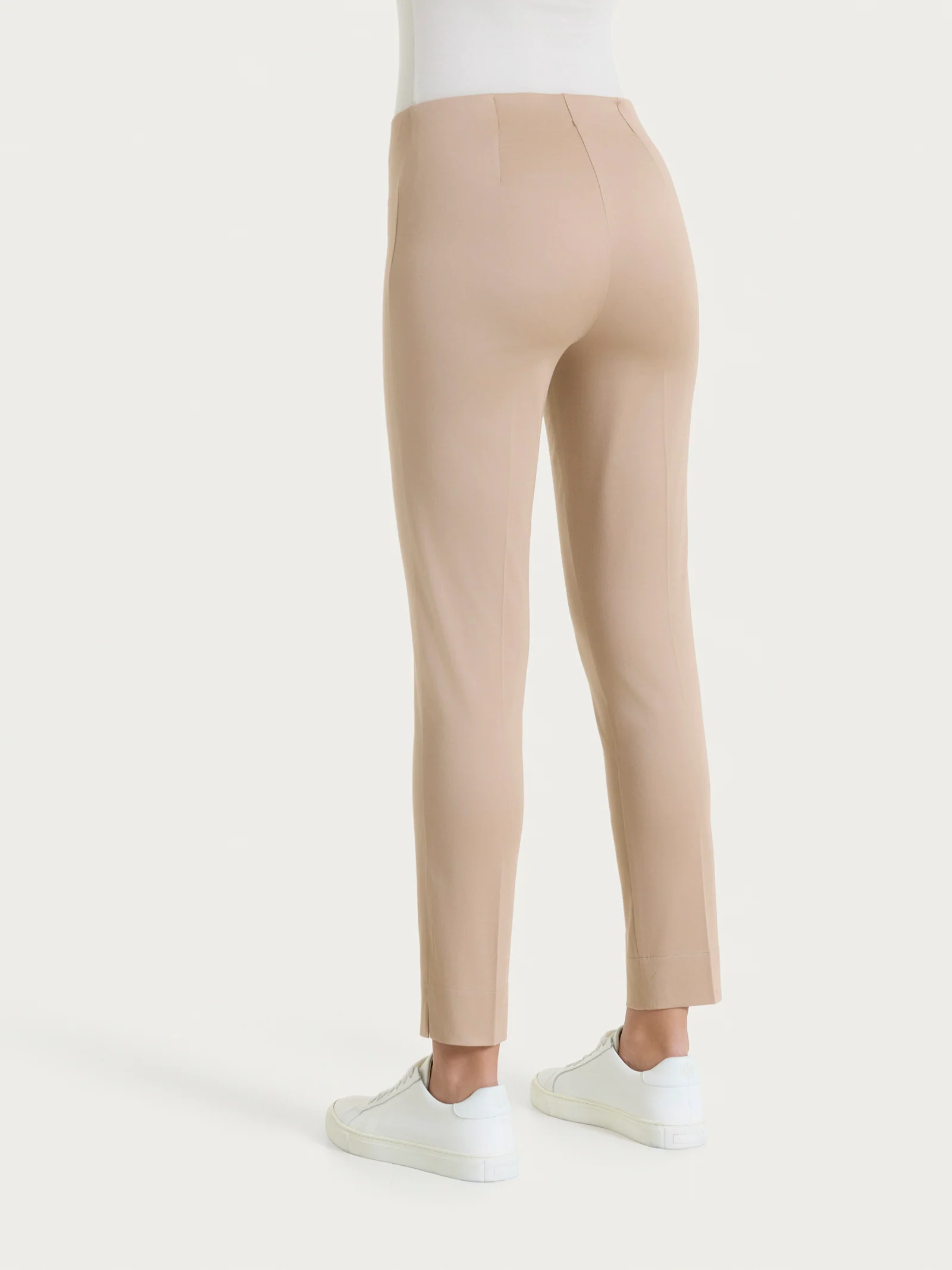 Pantalone capri con spacchetti in Satin Power - Warm Taupe - Image 2