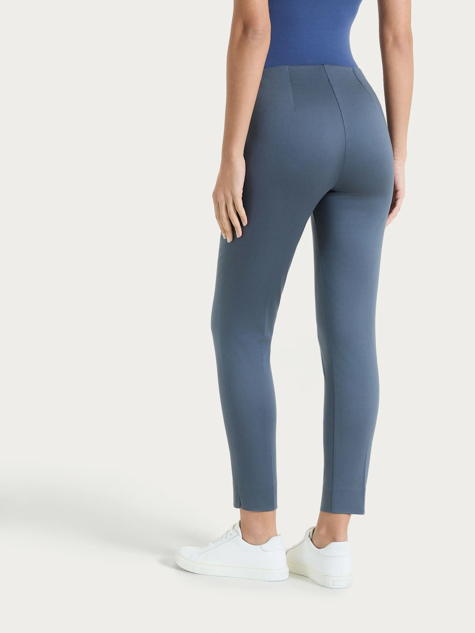 Pantalone capri con spacchetti in Satin Power - Turbulence - Image 2