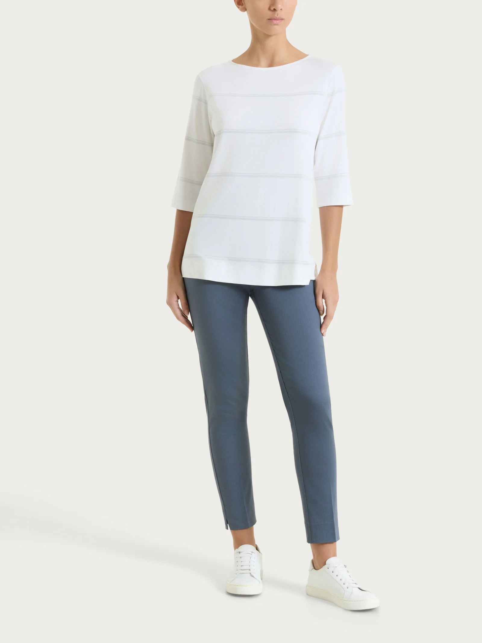 Pantalone capri con spacchetti in Satin Power - Turbulence - Image 4
