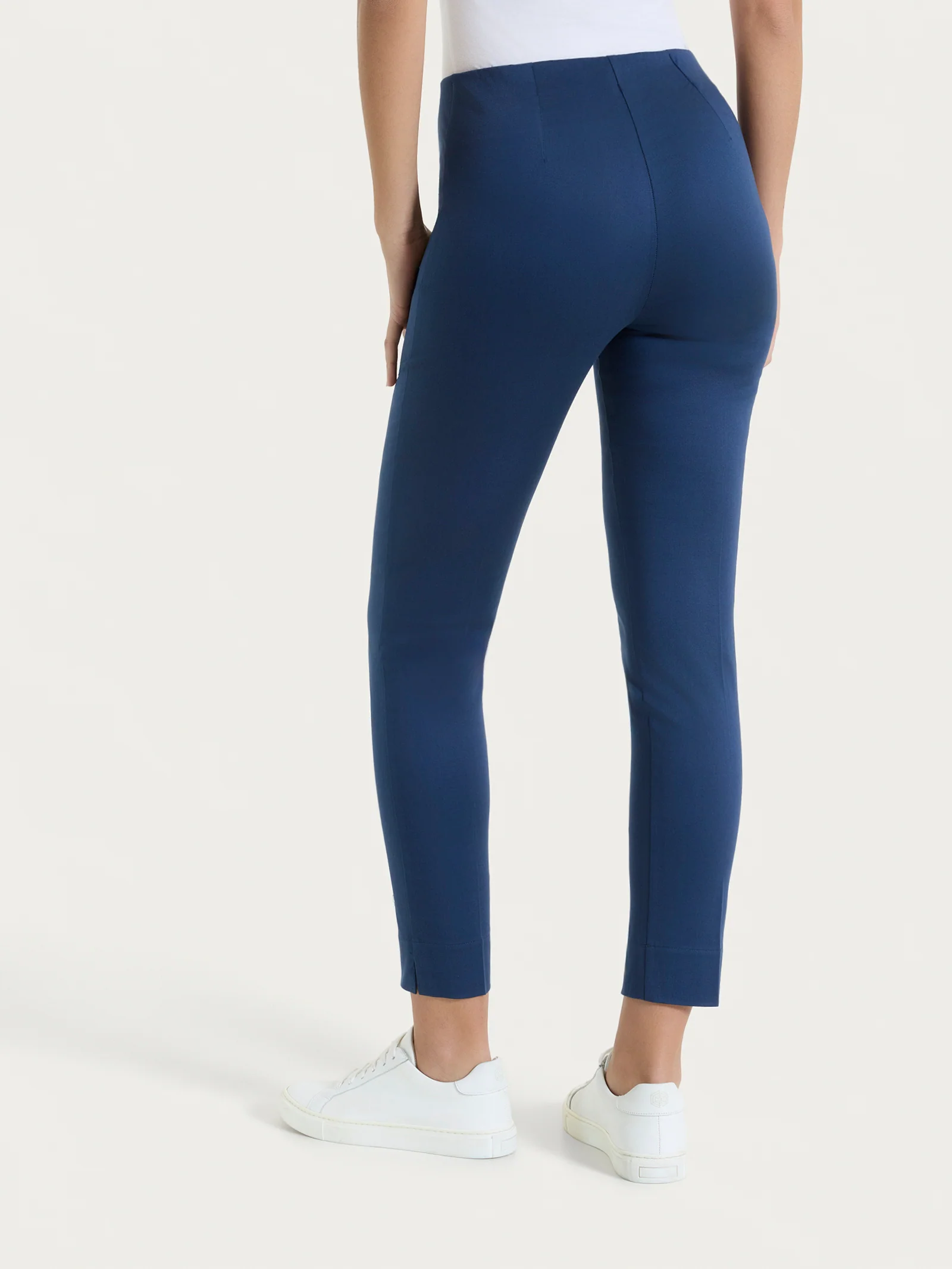 Pantalone capri con spacchetti in Satin Power - Oceana - Image 2