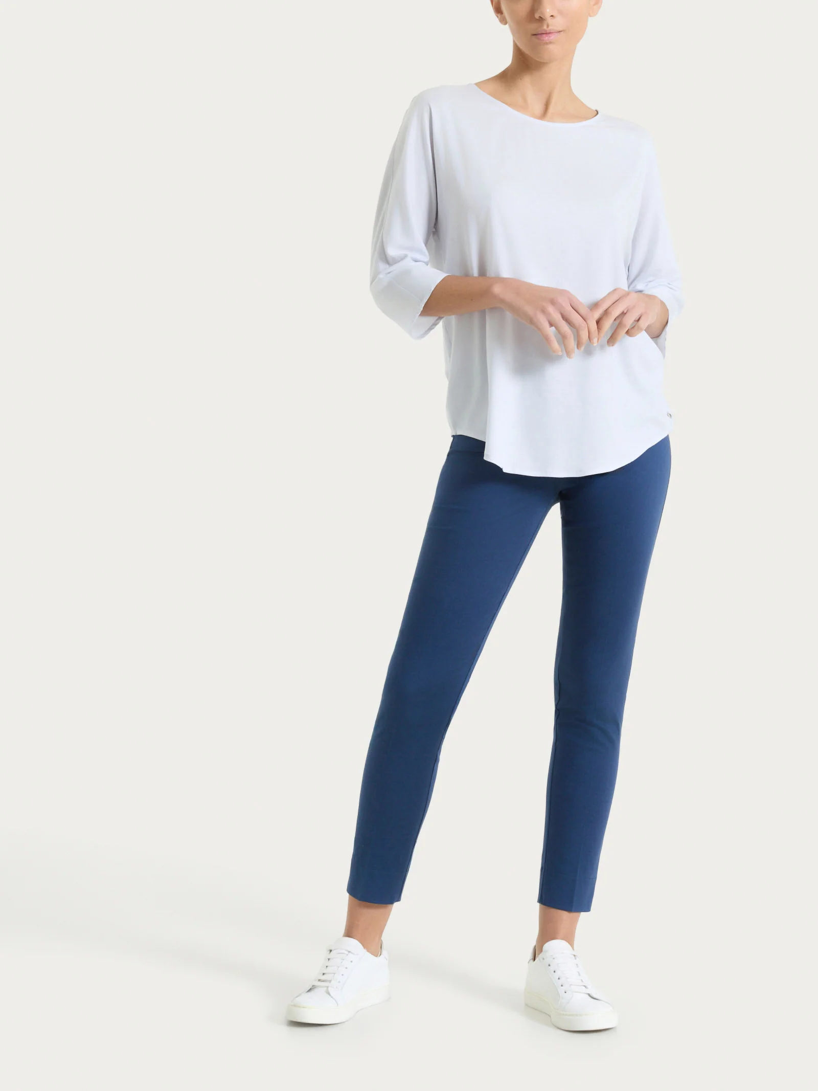 Pantalone capri con spacchetti in Satin Power - Oceana - Image 4