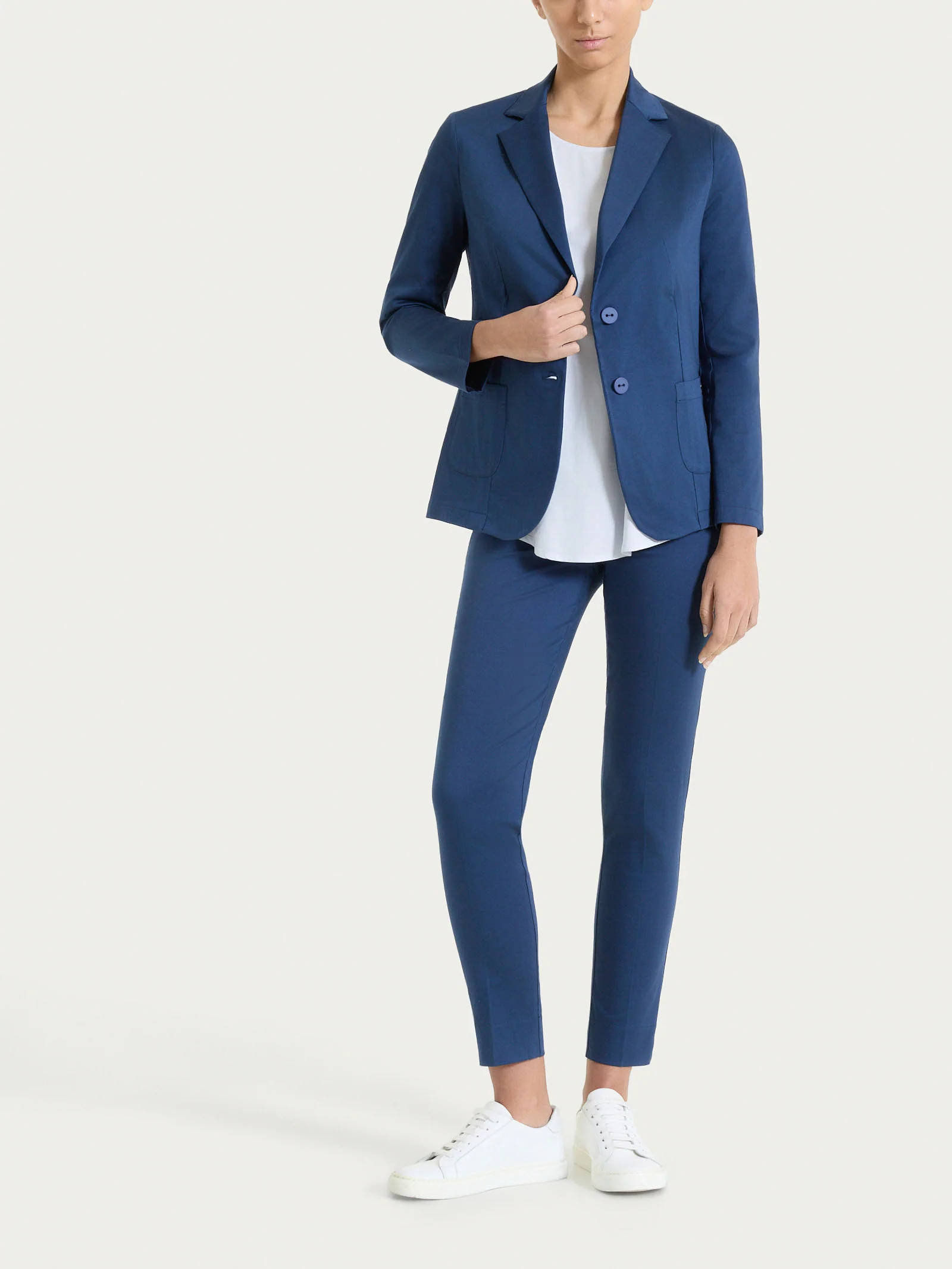 Pantalone capri con spacchetti in Satin Power - Oceana - Image 5